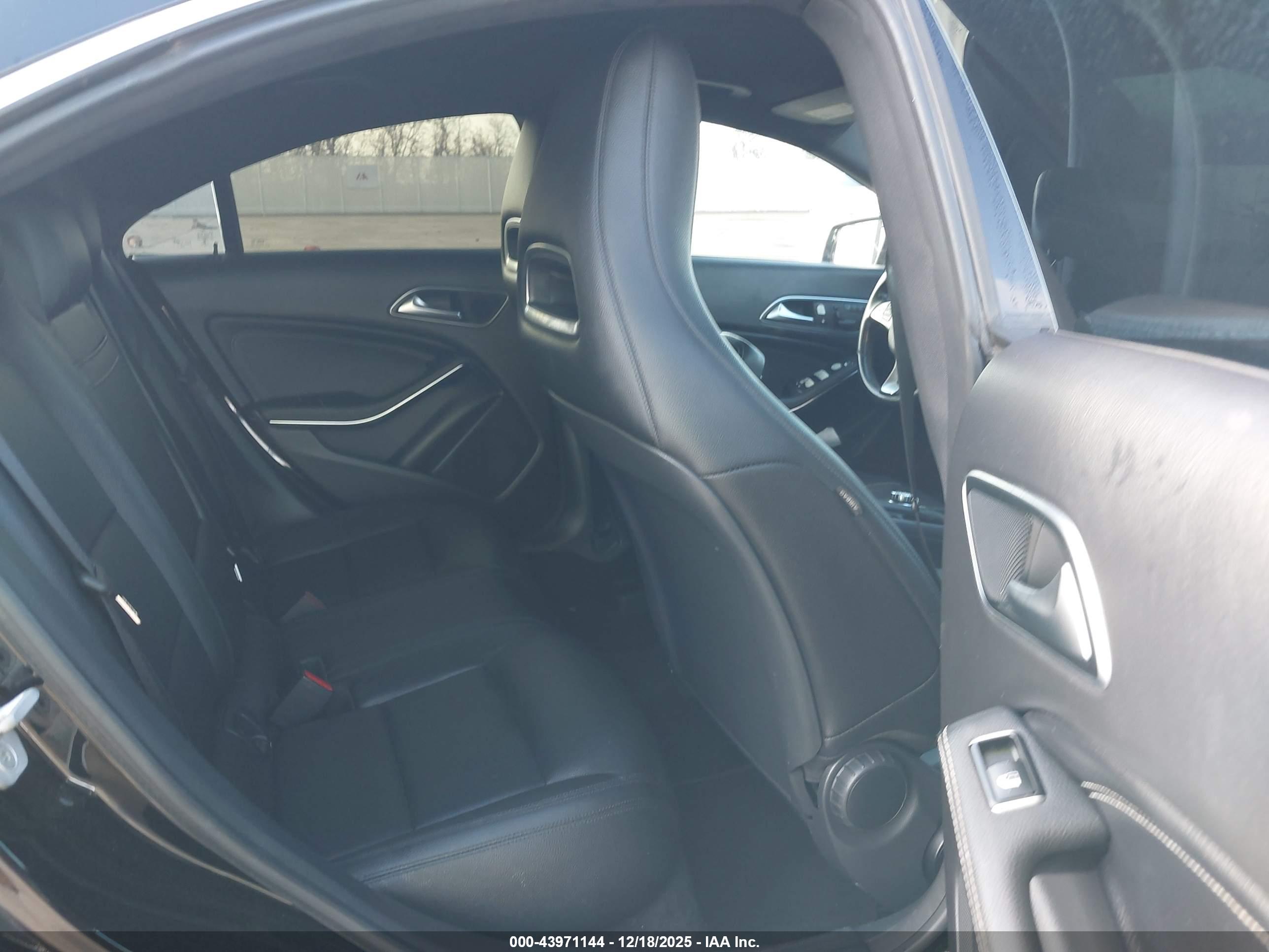 MERCEDES-BENZ CLA image 8