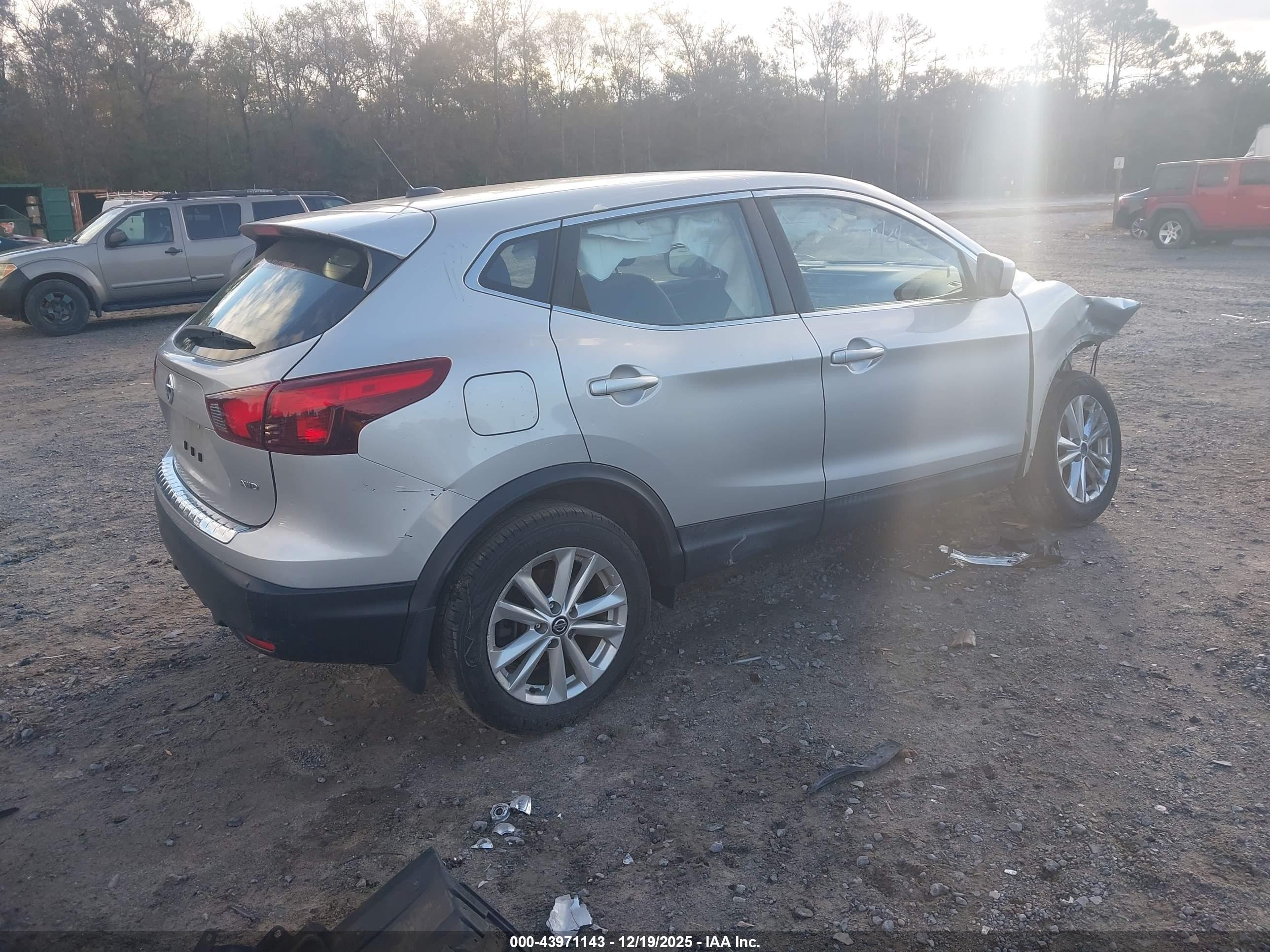 NISSAN ROGUE image 4