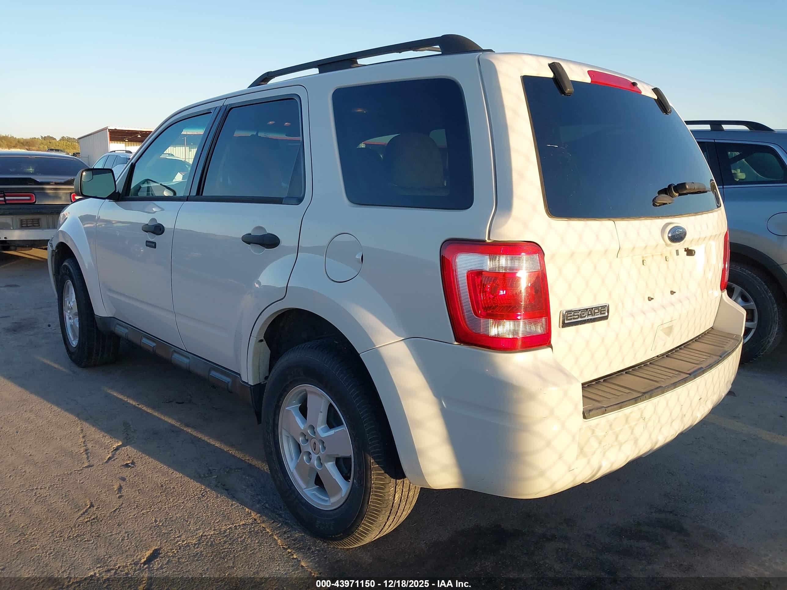 FORD ESCAPE image 3