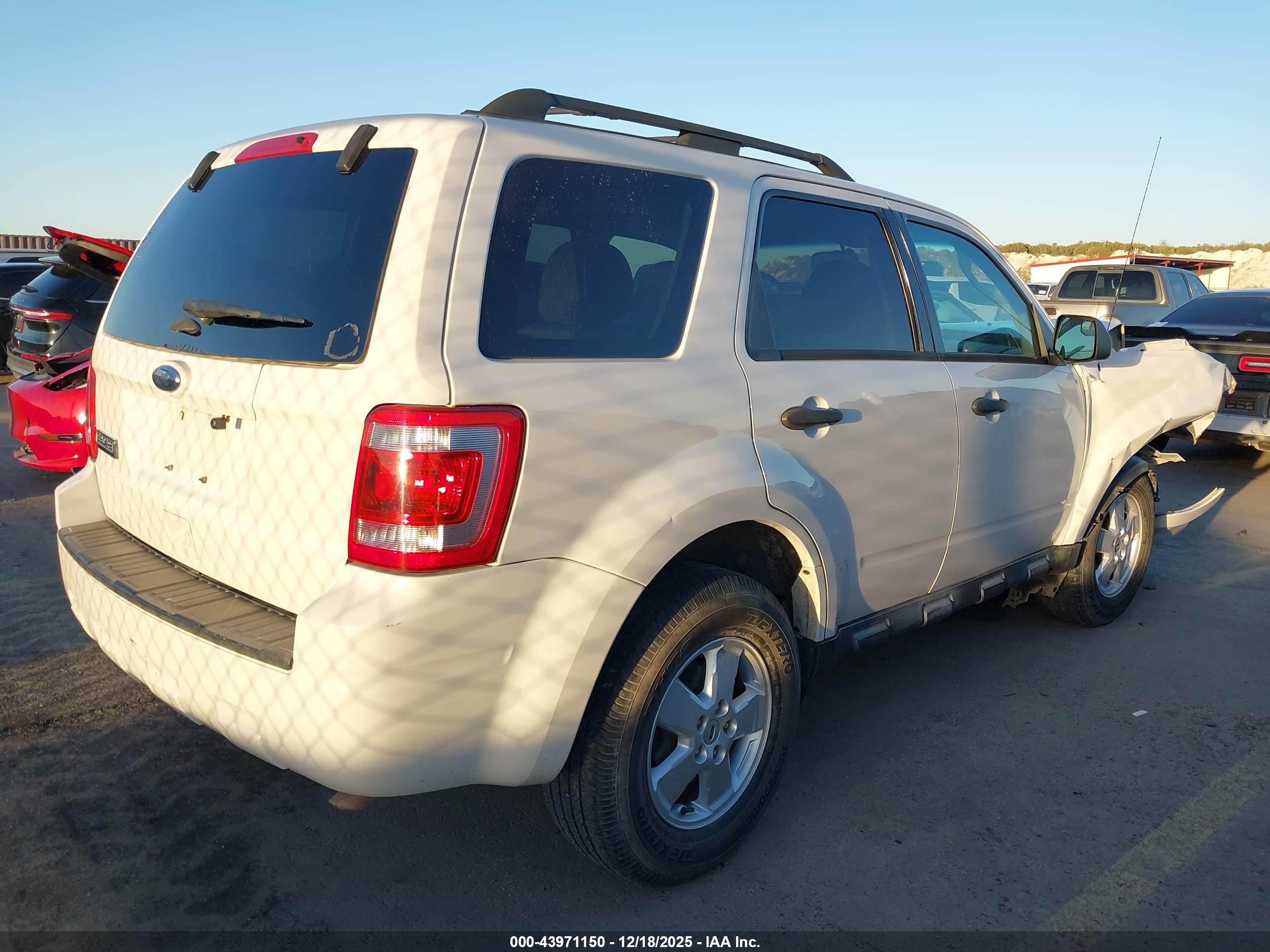 FORD ESCAPE image 4