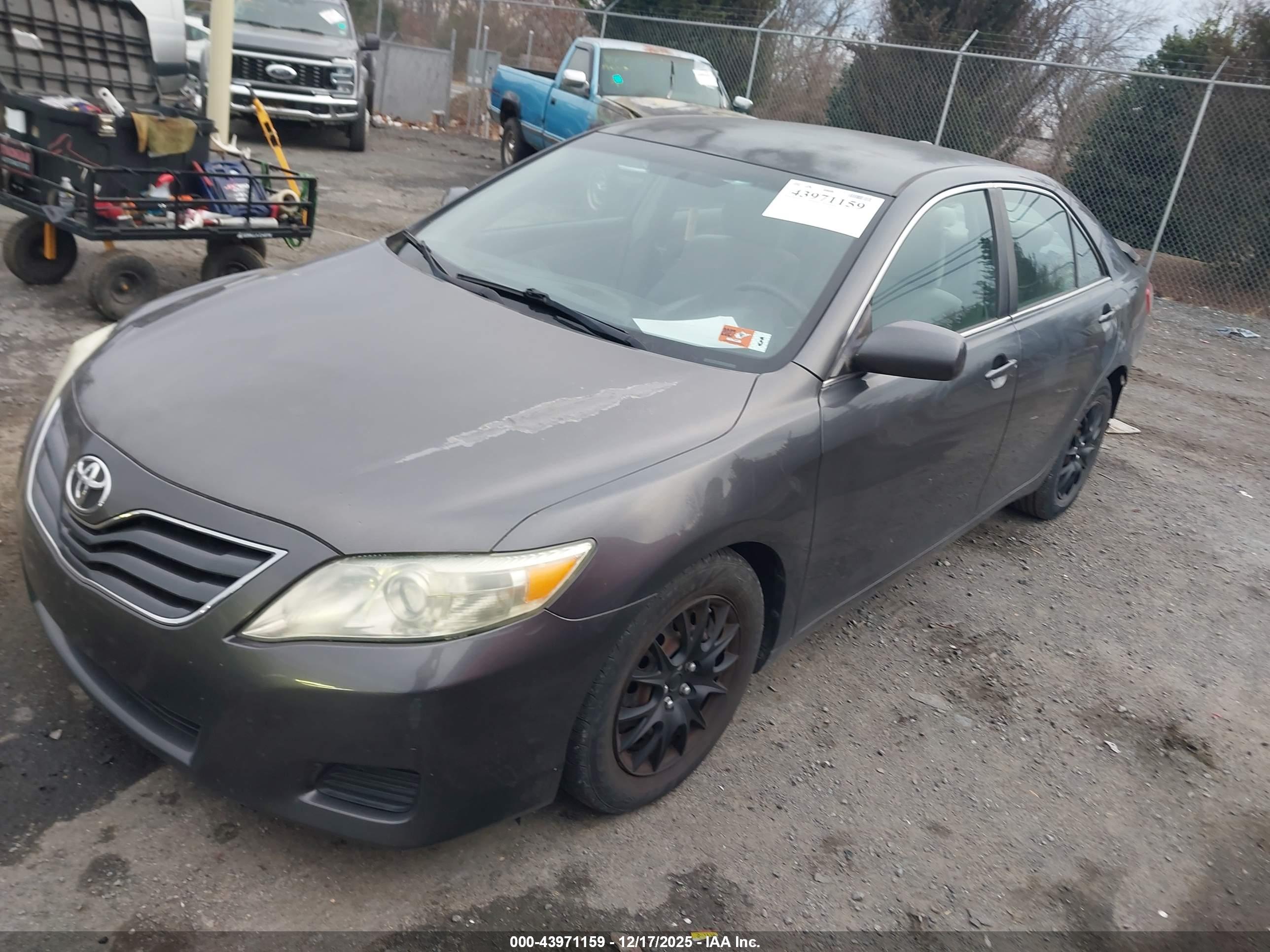 TOYOTA CAMRY image 2