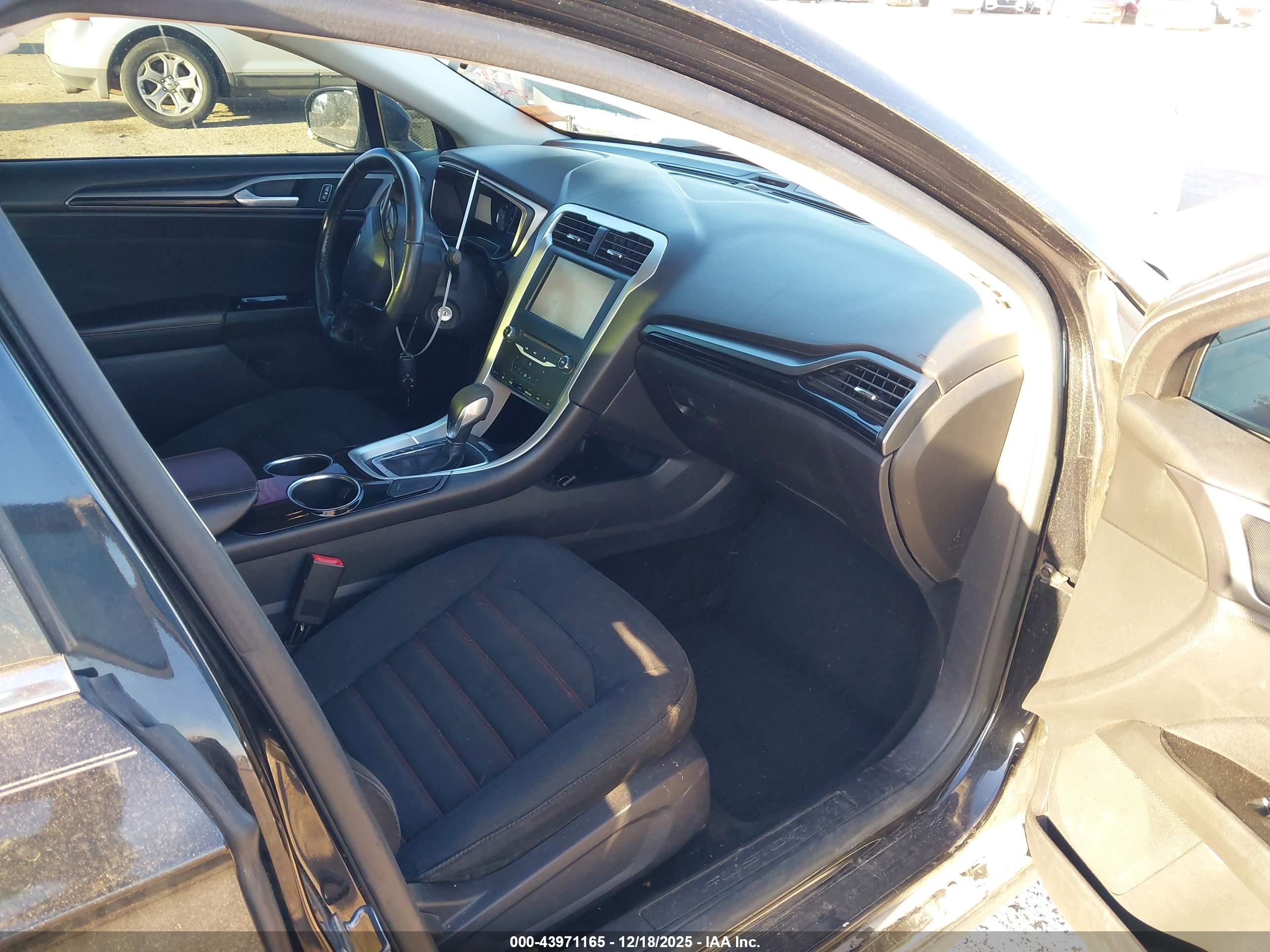 FORD FUSION image 5