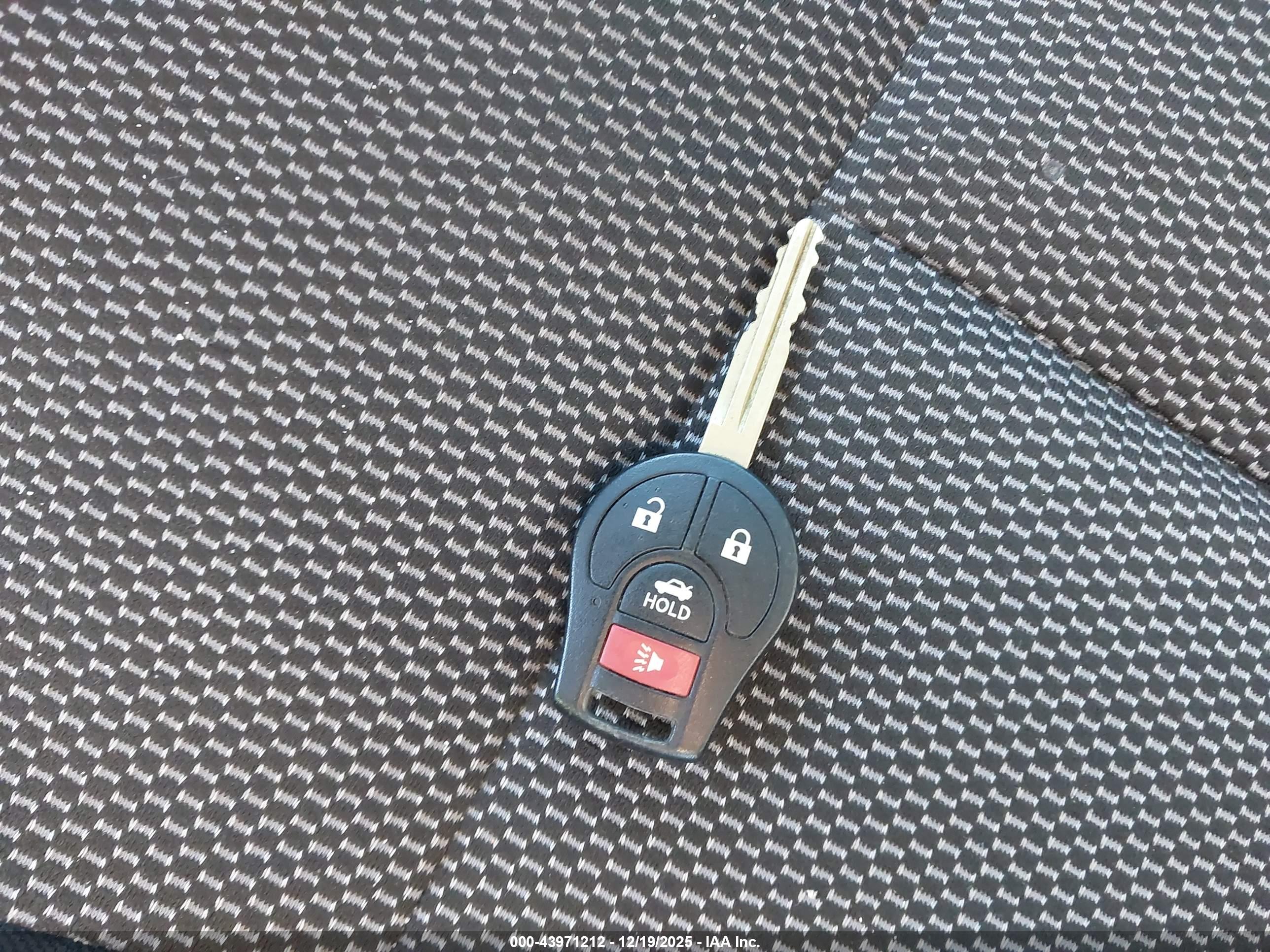NISSAN VERSA image 11