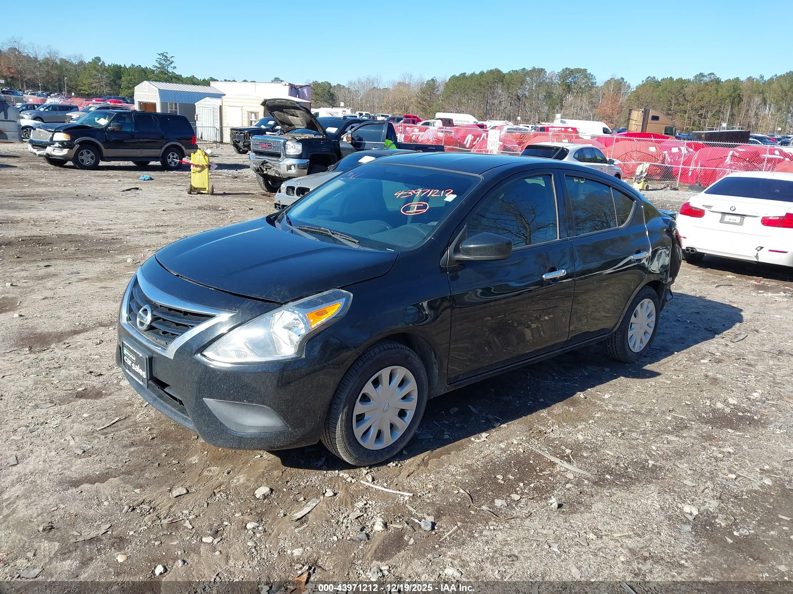 NISSAN VERSA image 2