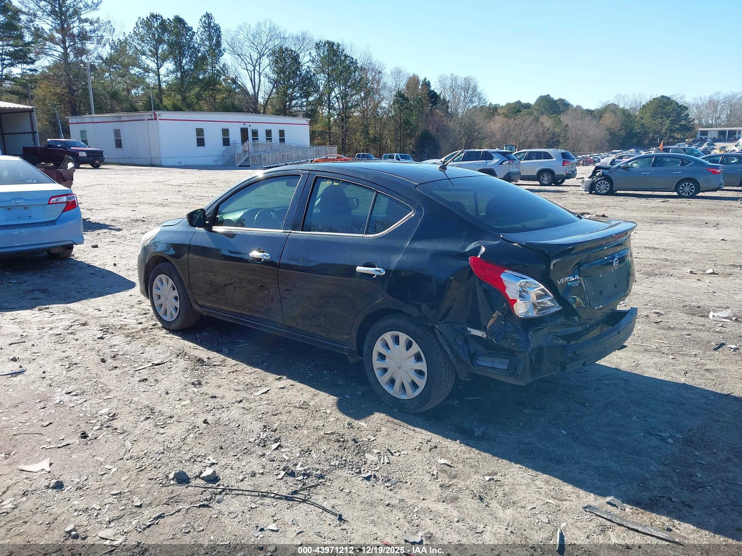 NISSAN VERSA image 3