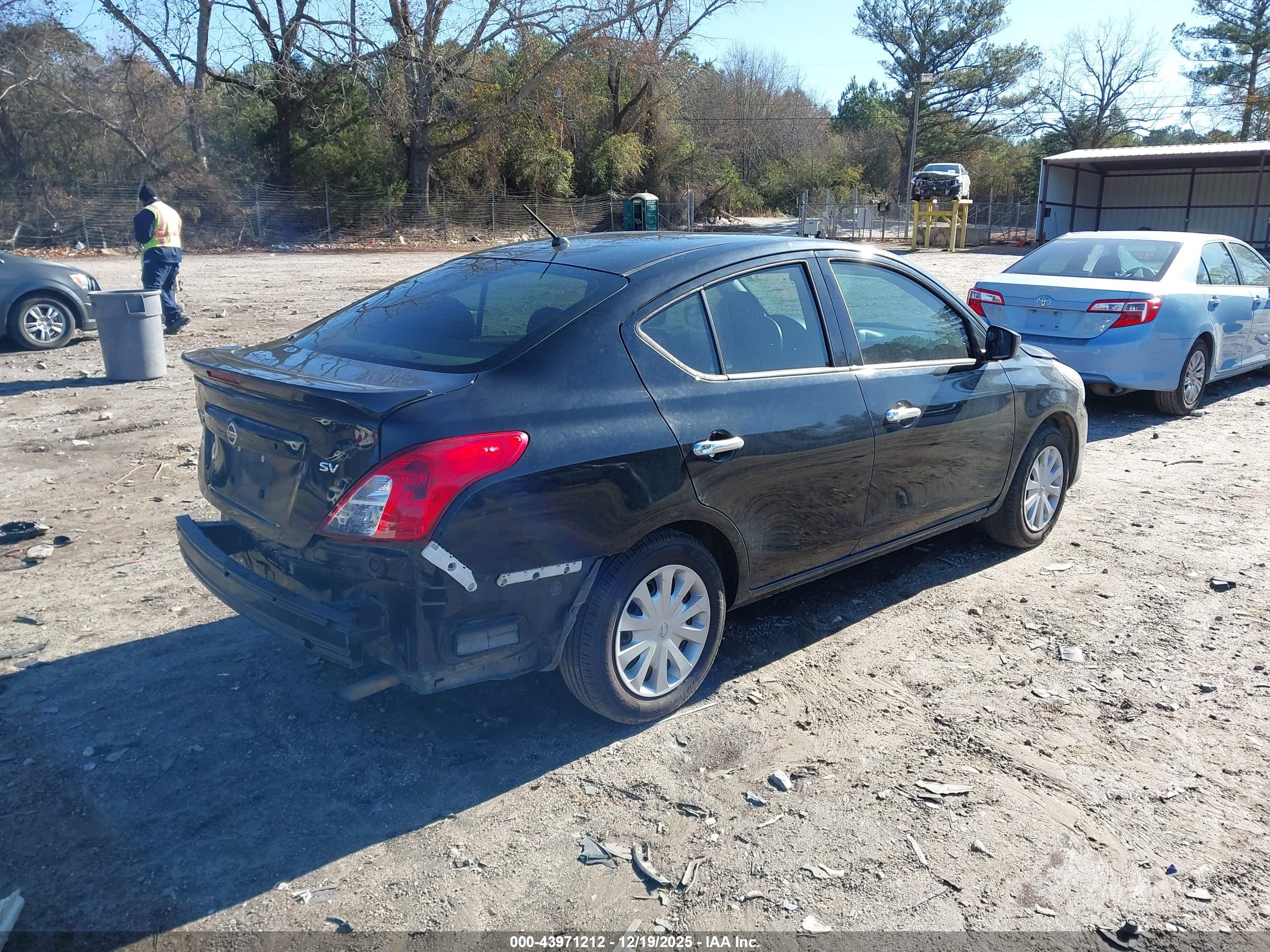 NISSAN VERSA image 4