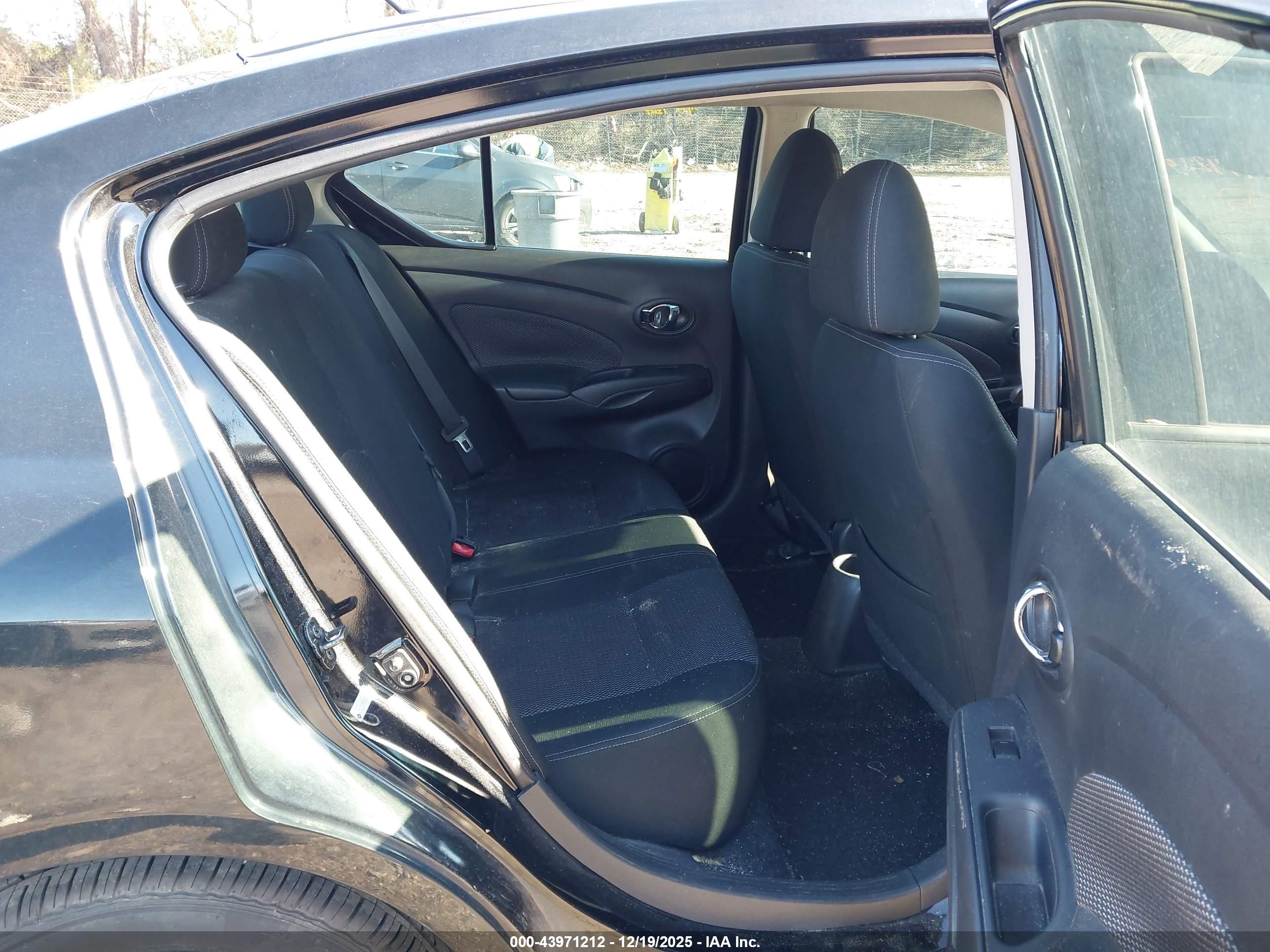 NISSAN VERSA image 8