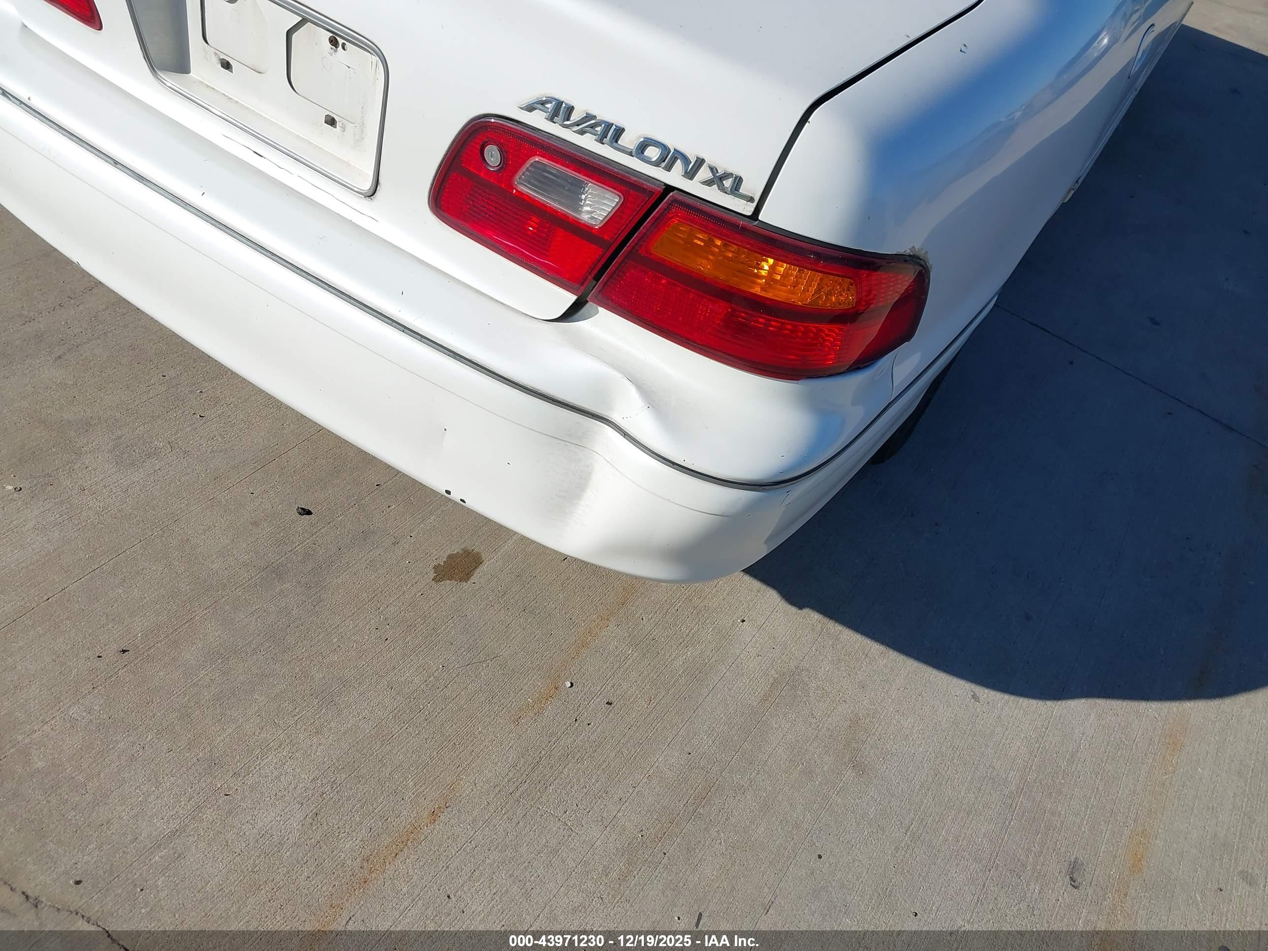 TOYOTA AVALON image 6