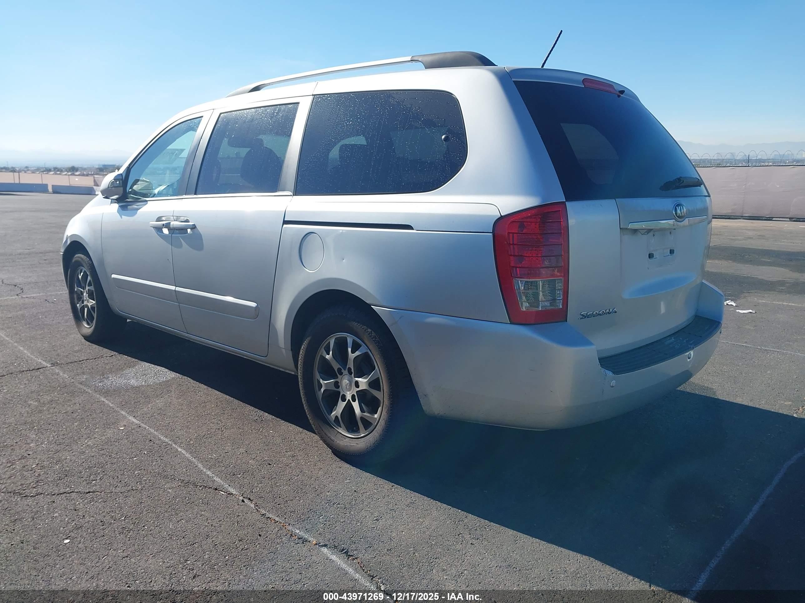 KIA SEDONA image 3