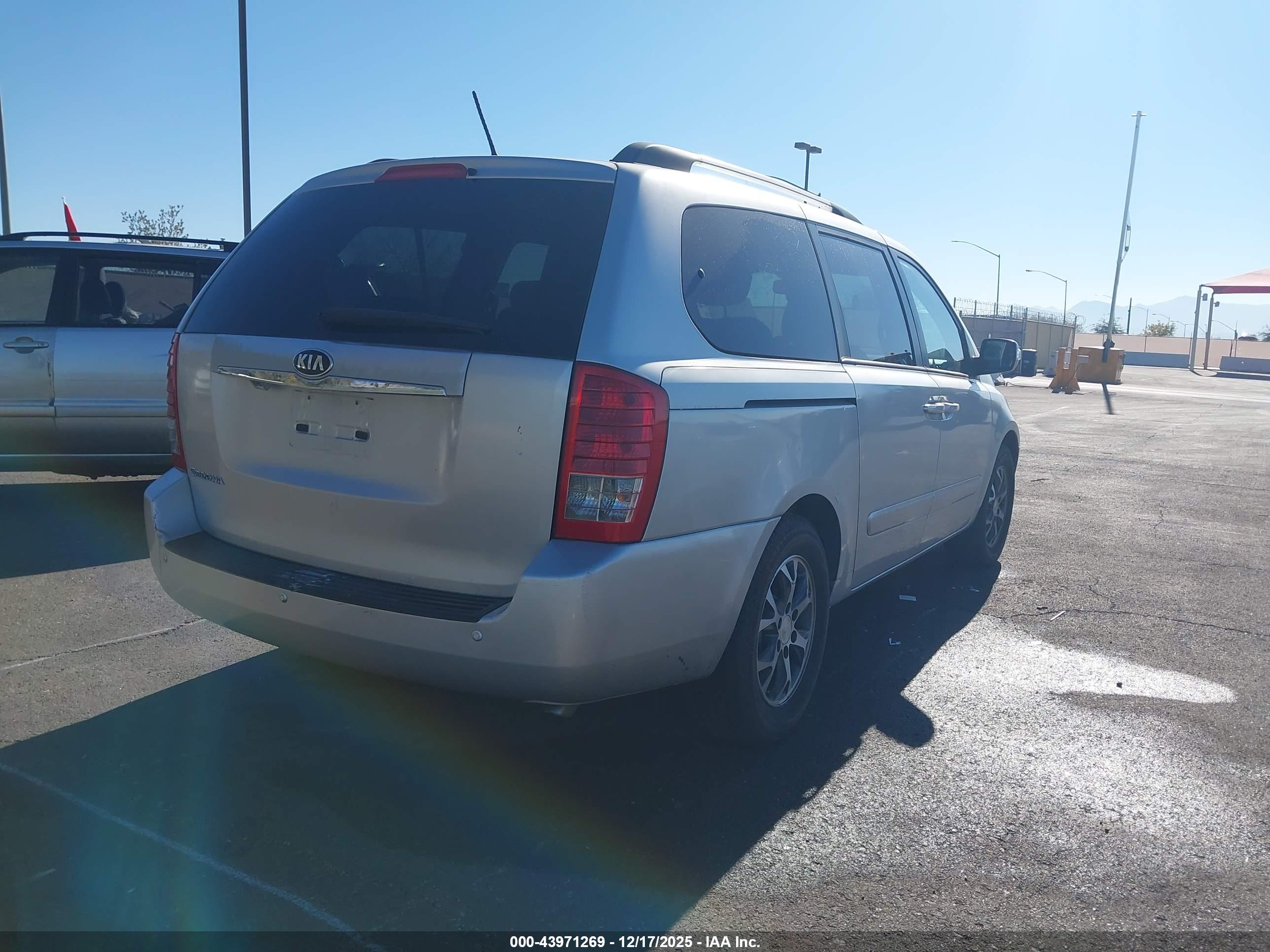 KIA SEDONA image 4