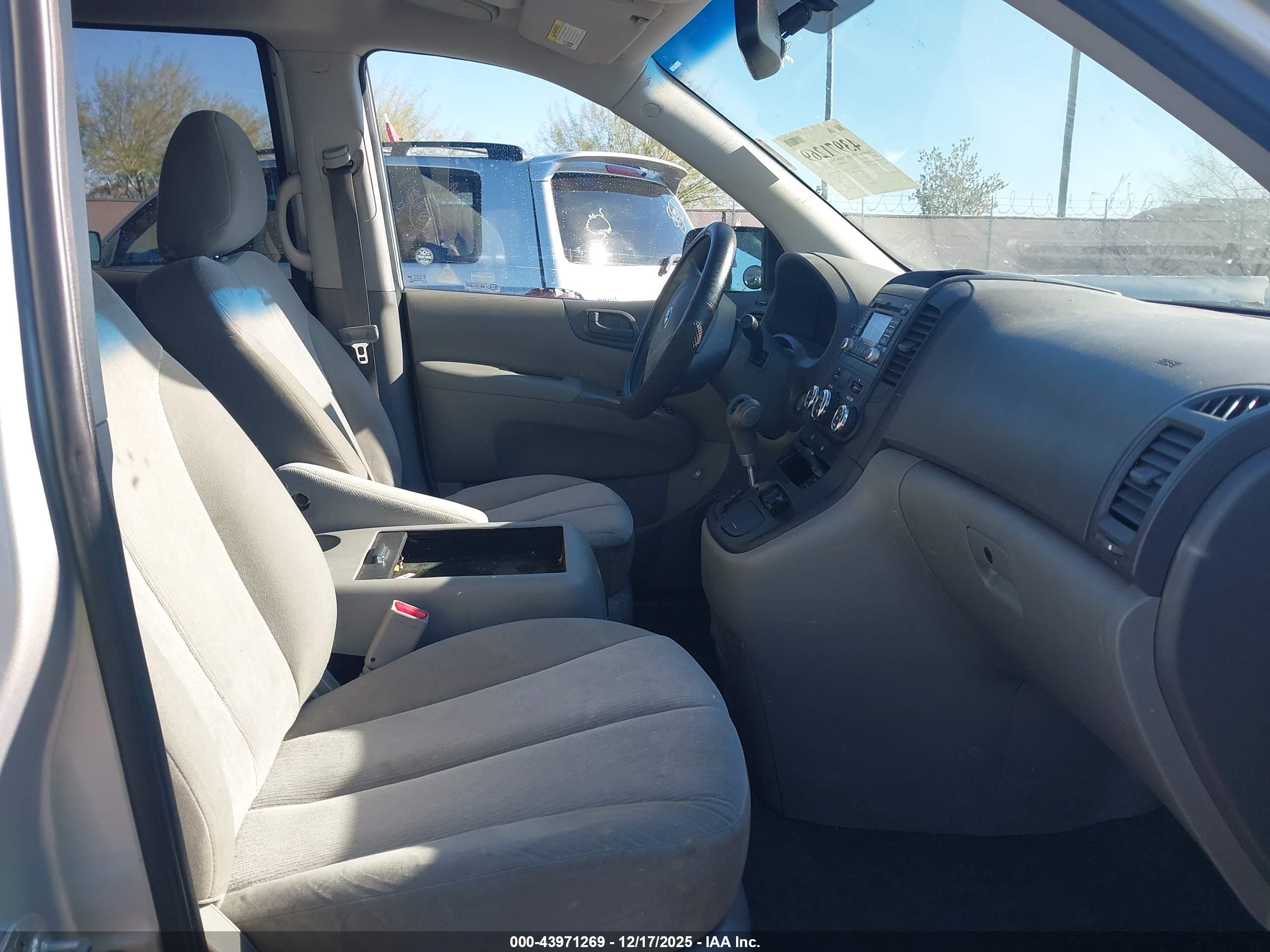 KIA SEDONA image 5