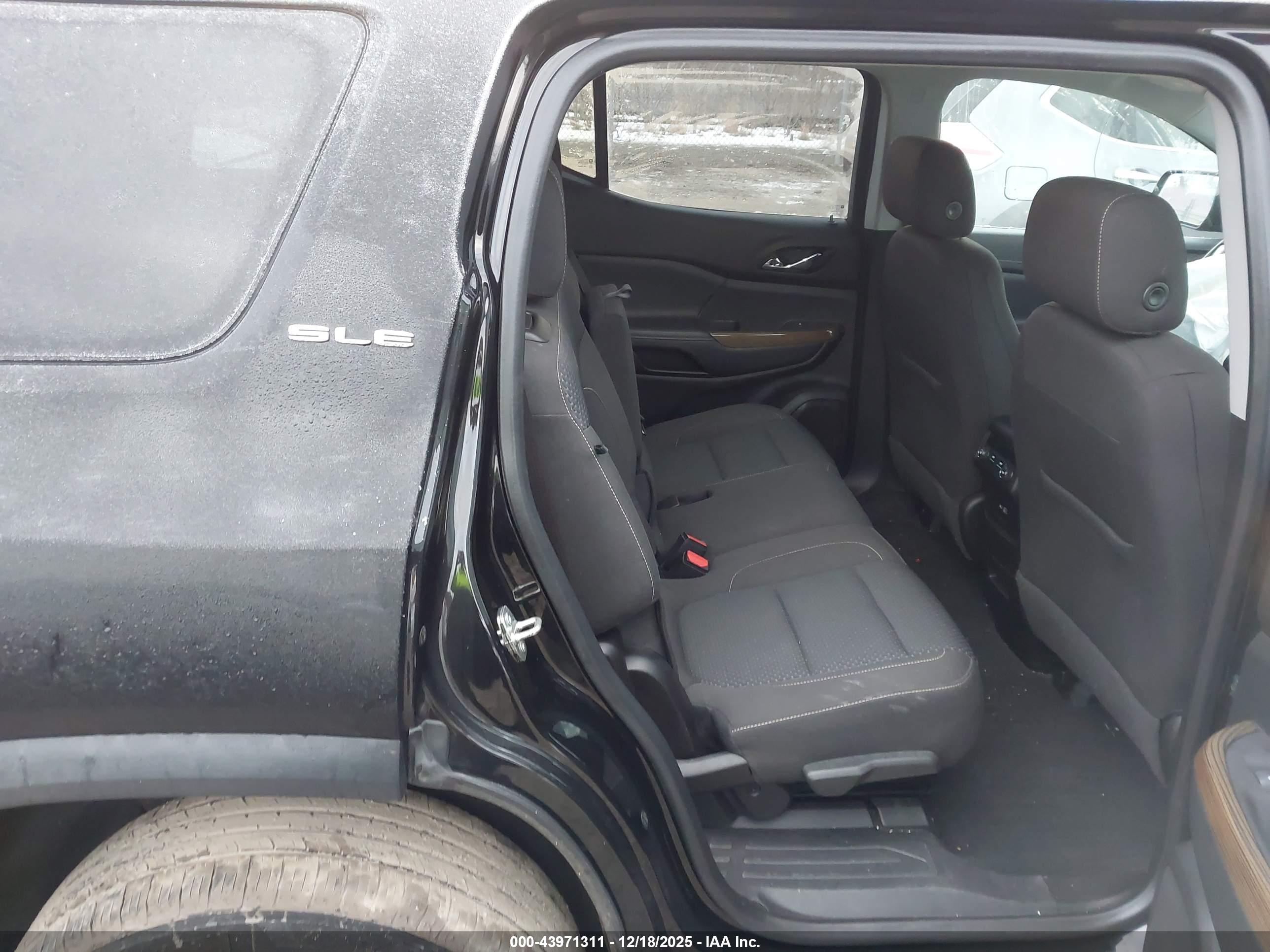 GMC ACADIA image 8