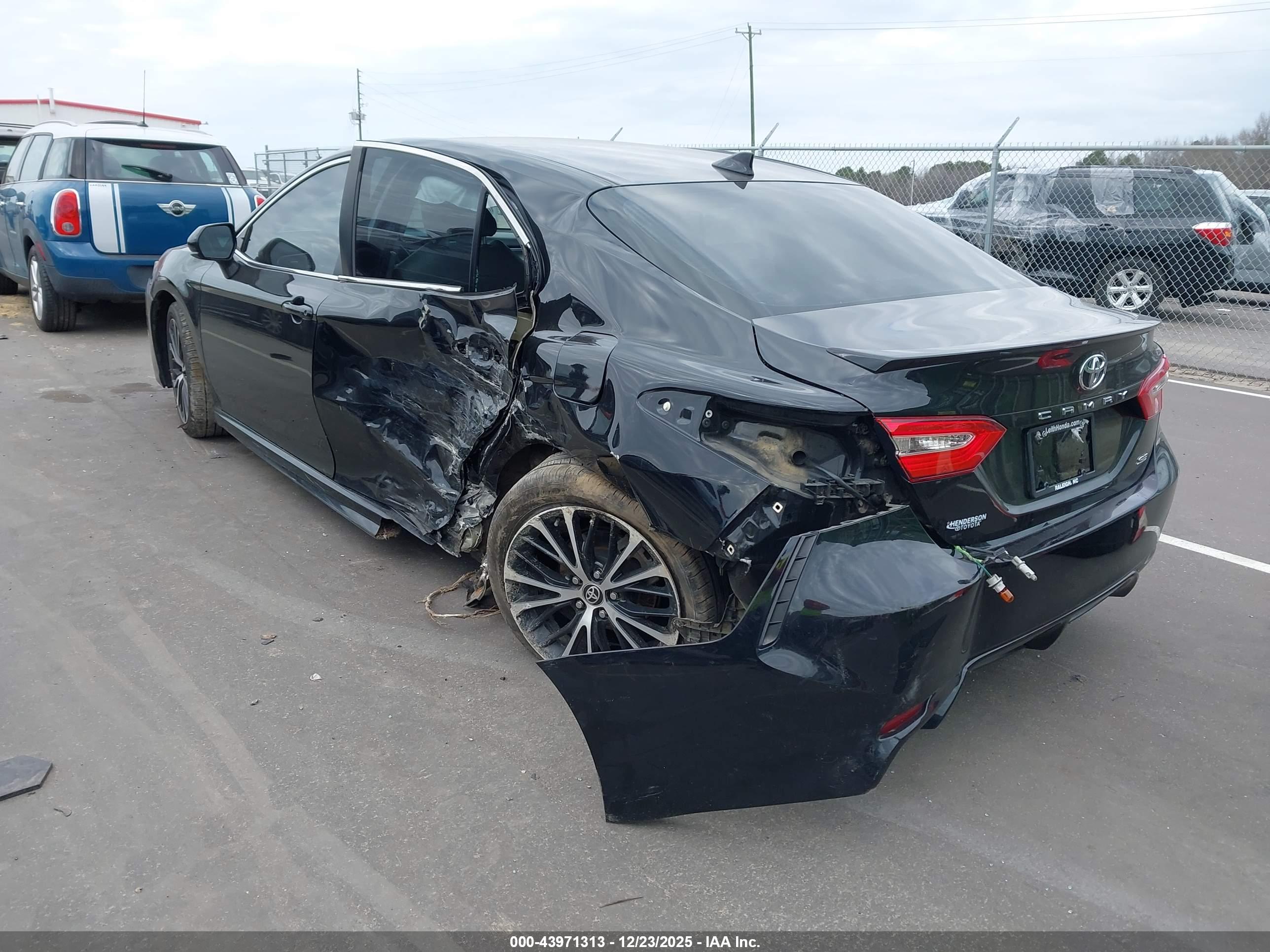 TOYOTA CAMRY image 3
