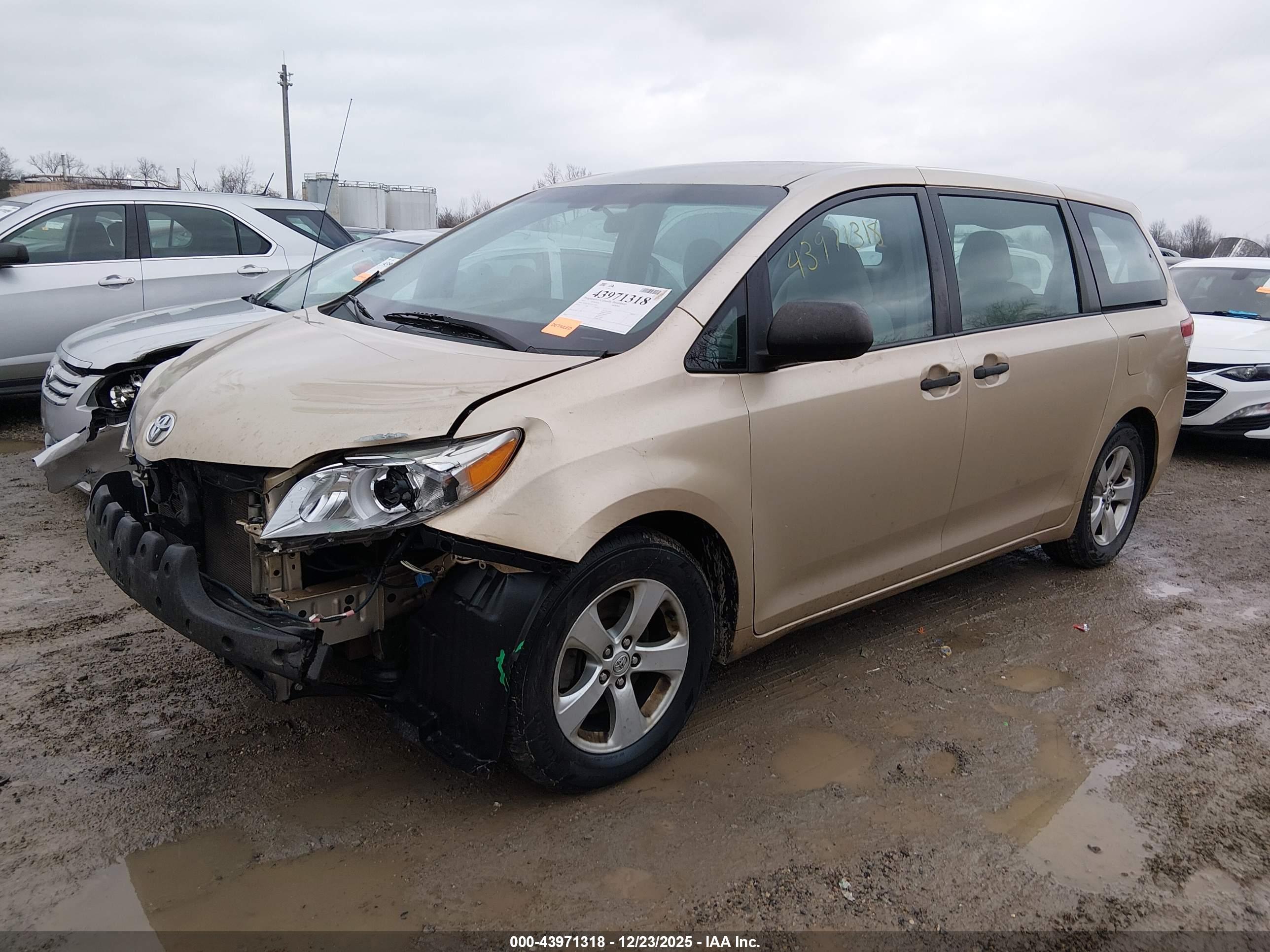 TOYOTA SIENNA image 2