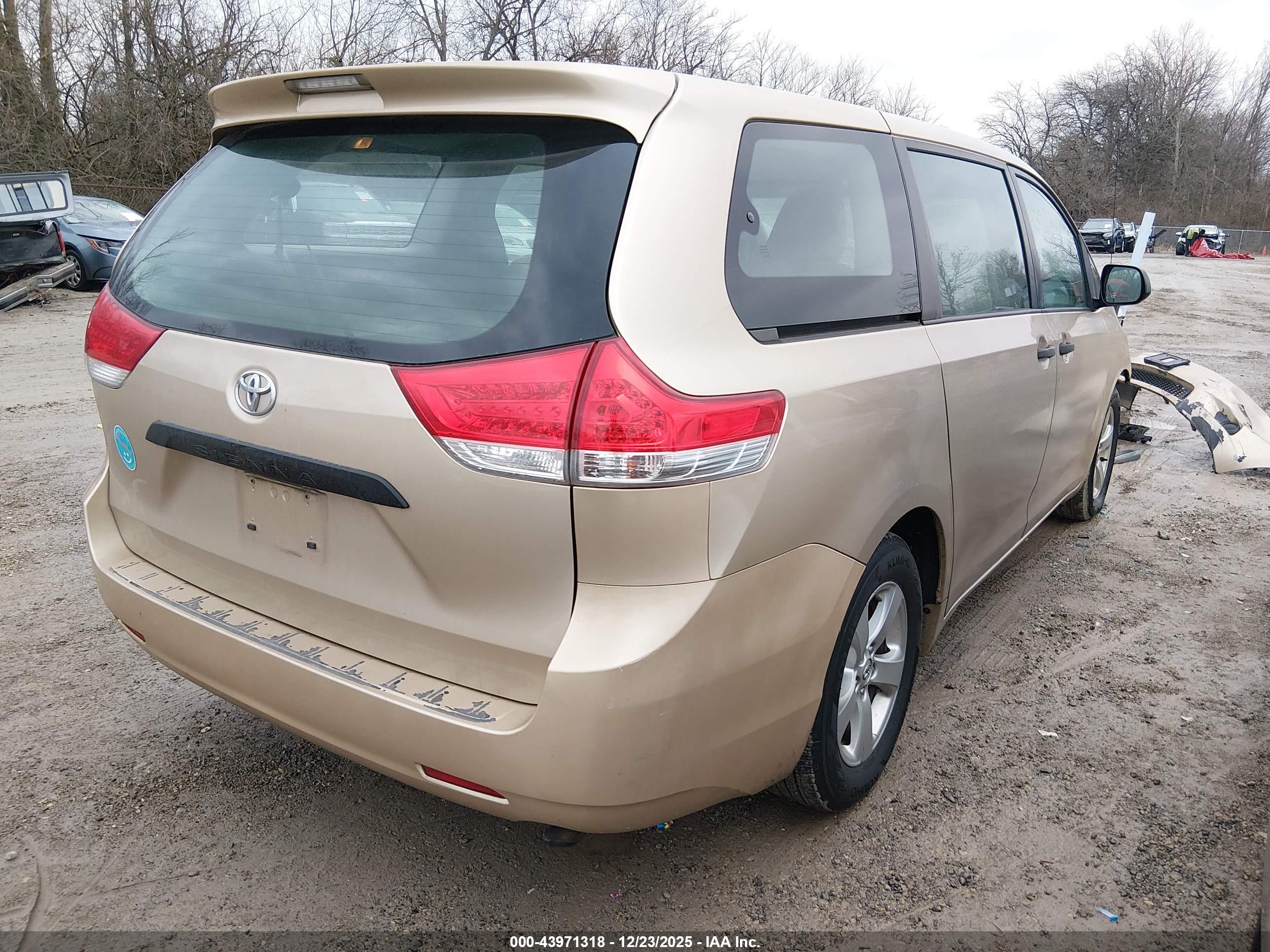TOYOTA SIENNA image 4