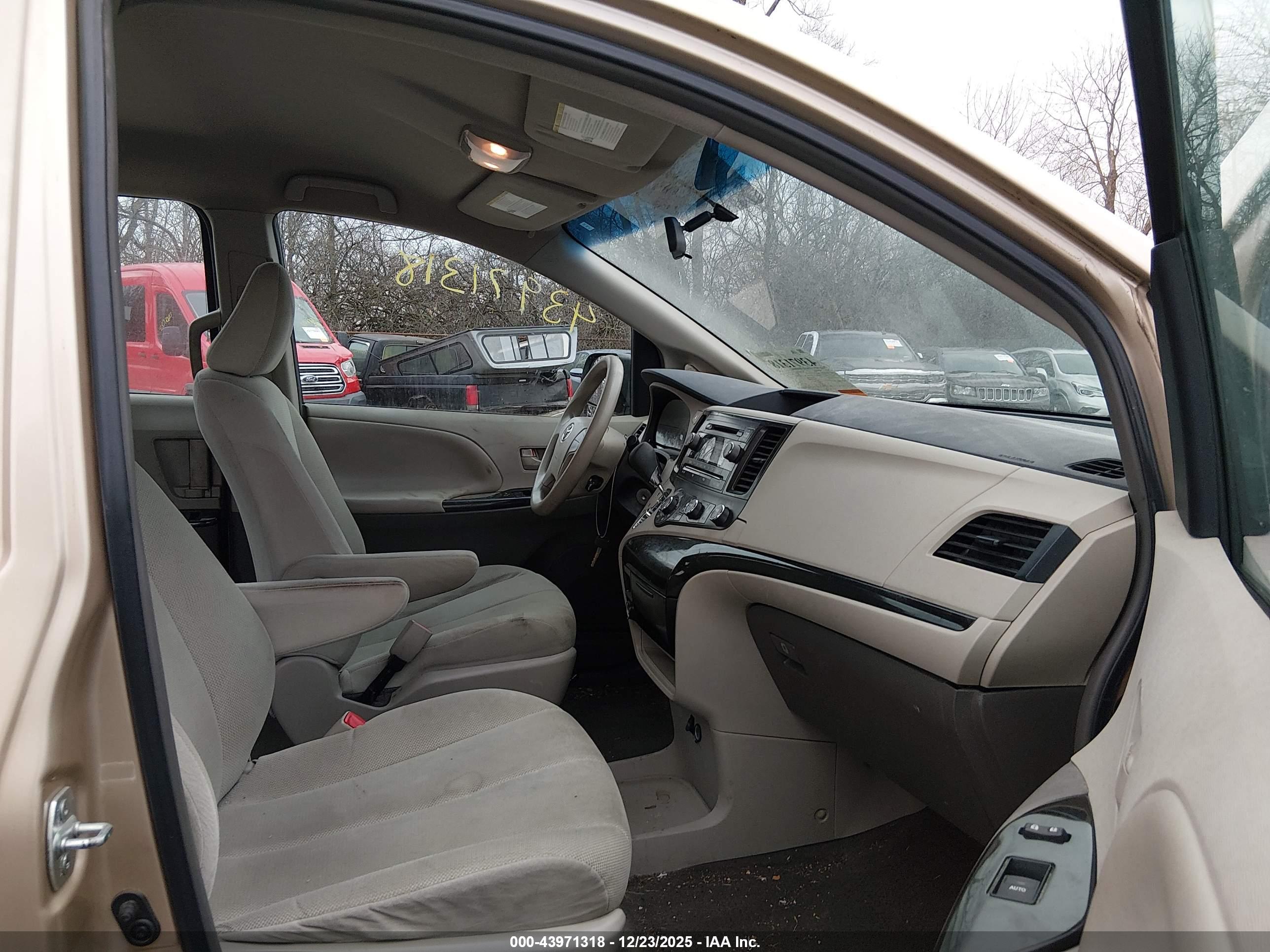 TOYOTA SIENNA image 5