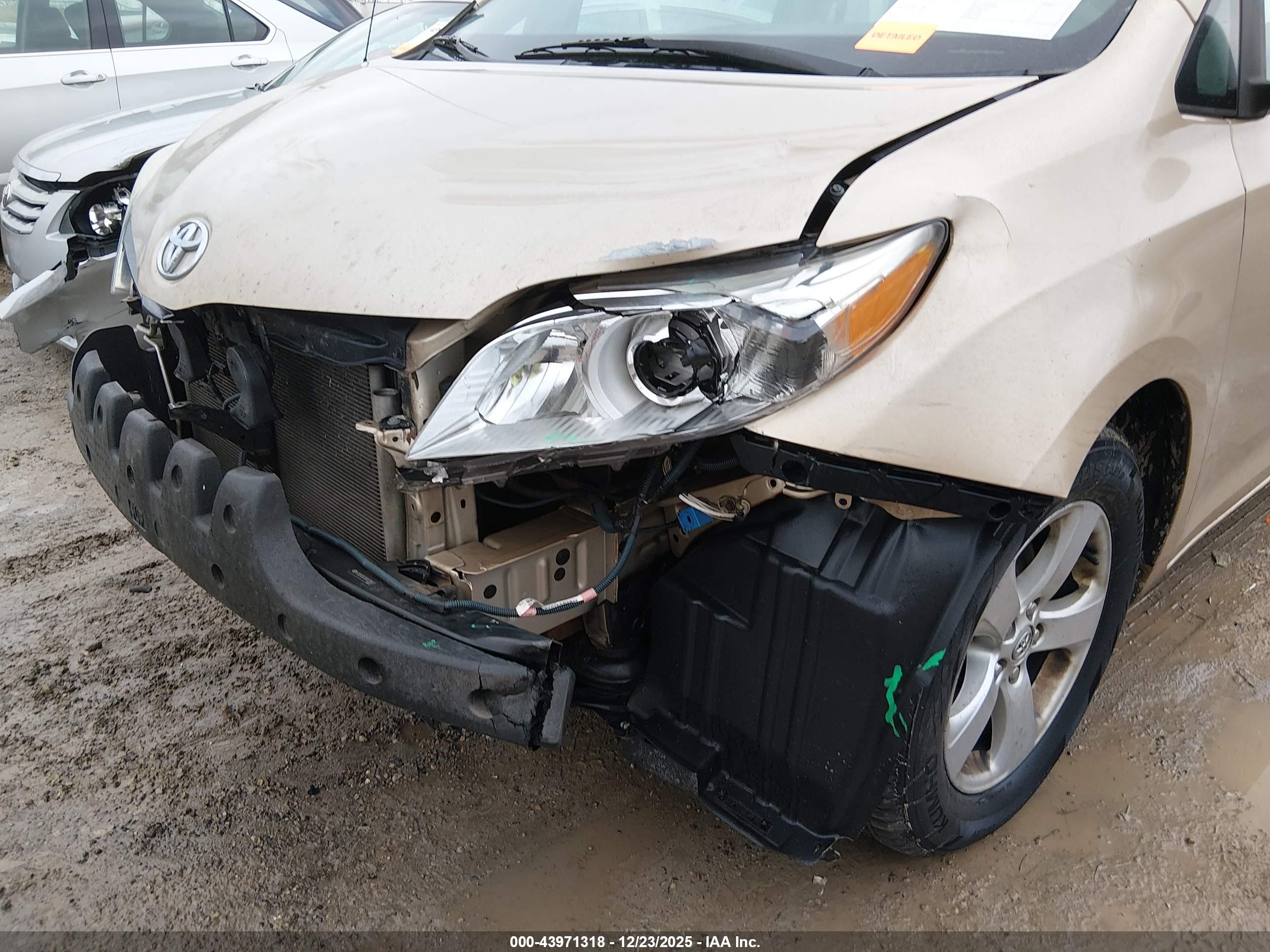 TOYOTA SIENNA image 6