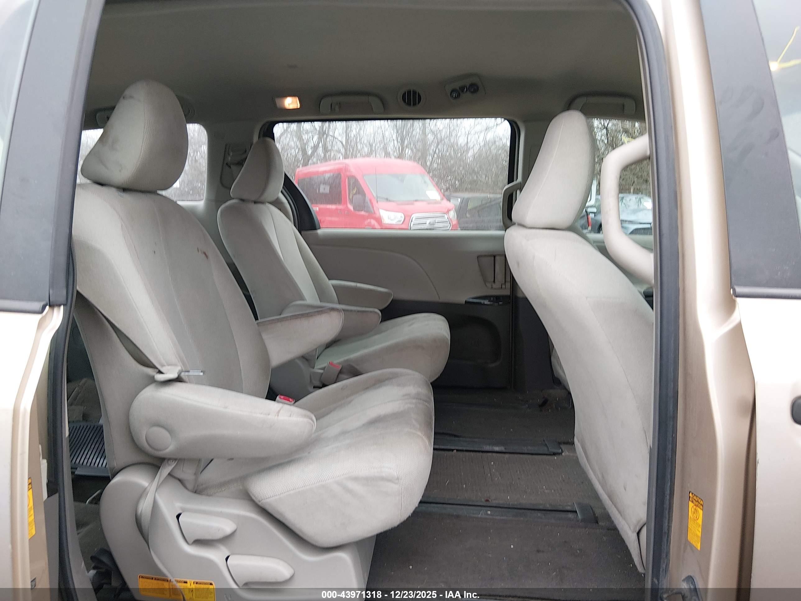 TOYOTA SIENNA image 8