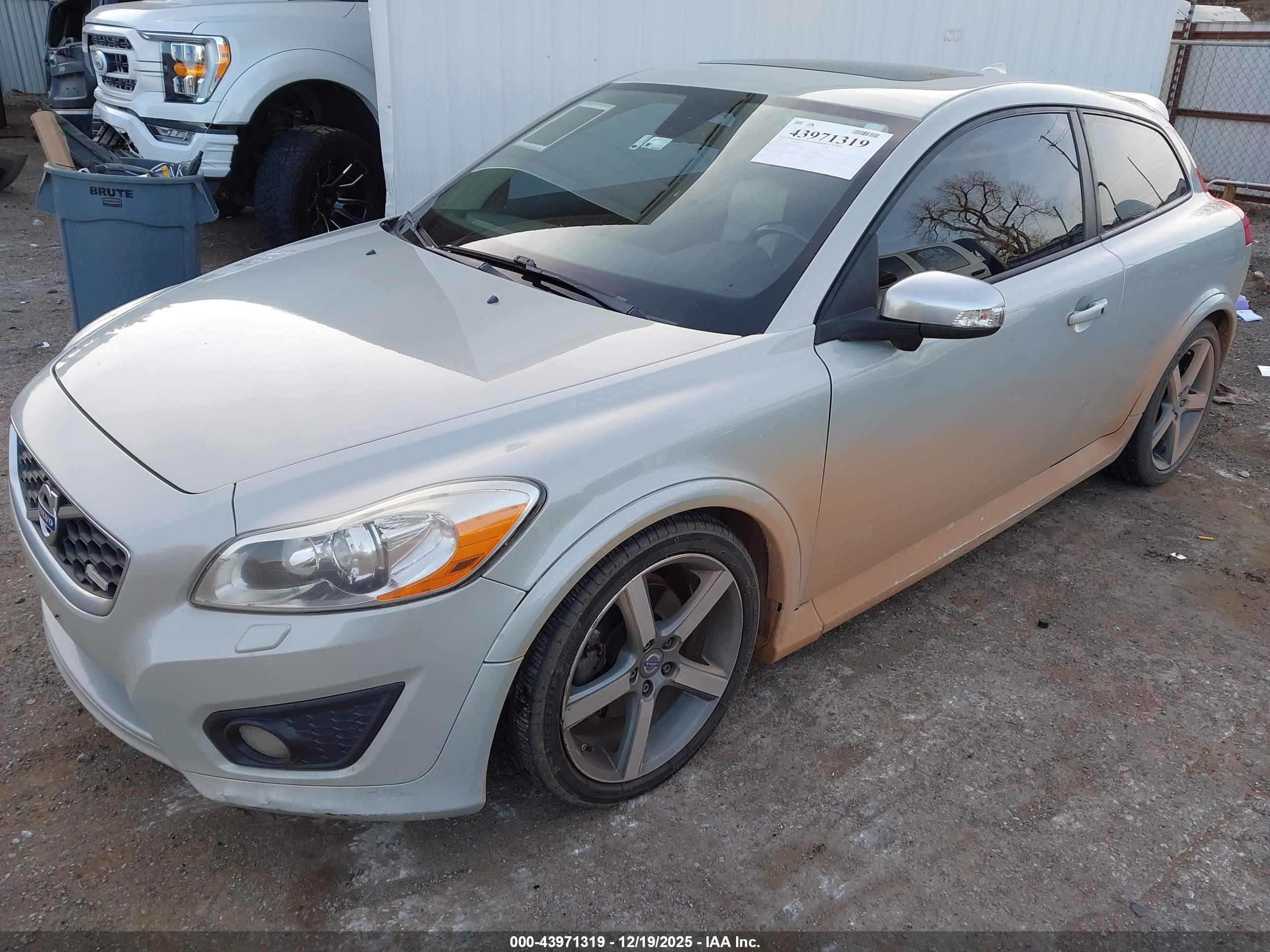 VOLVO C30 image 2