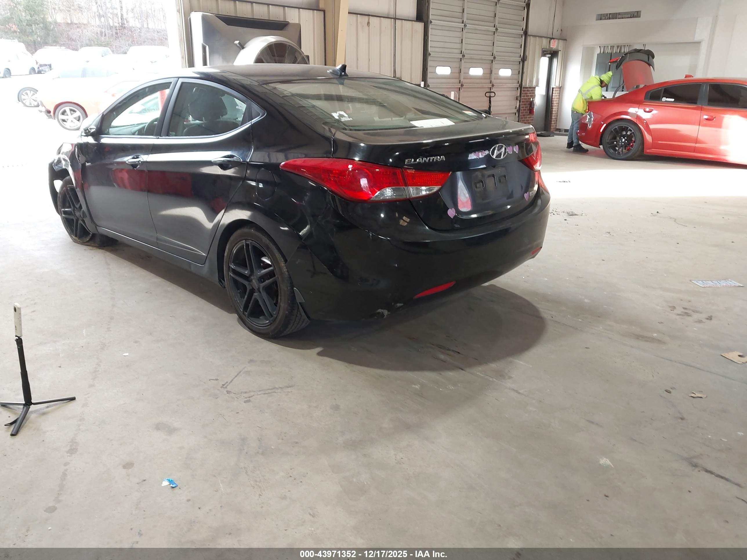 HYUNDAI ELANTRA image 3