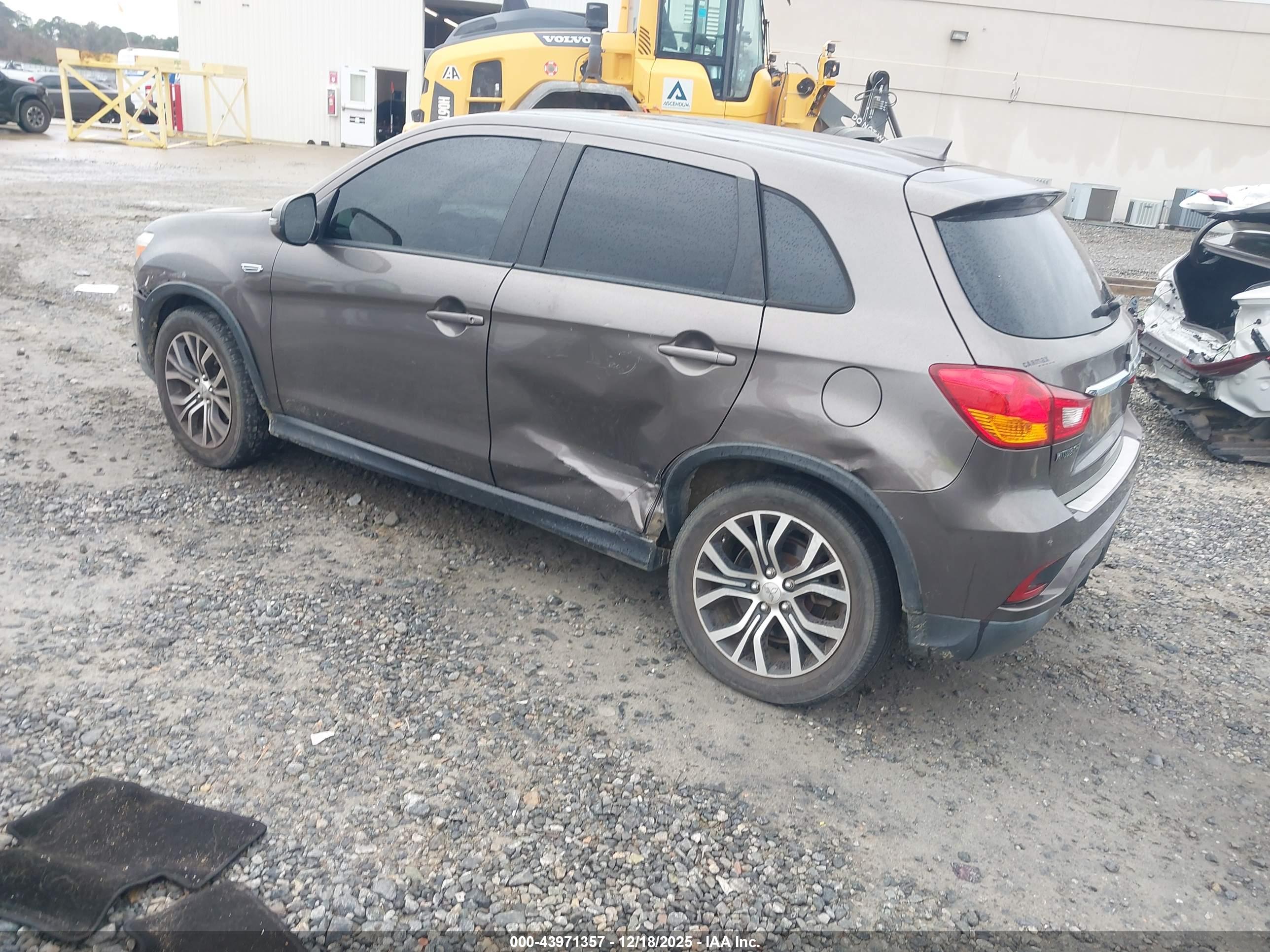 MITSUBISHI OUTLANDER image 3