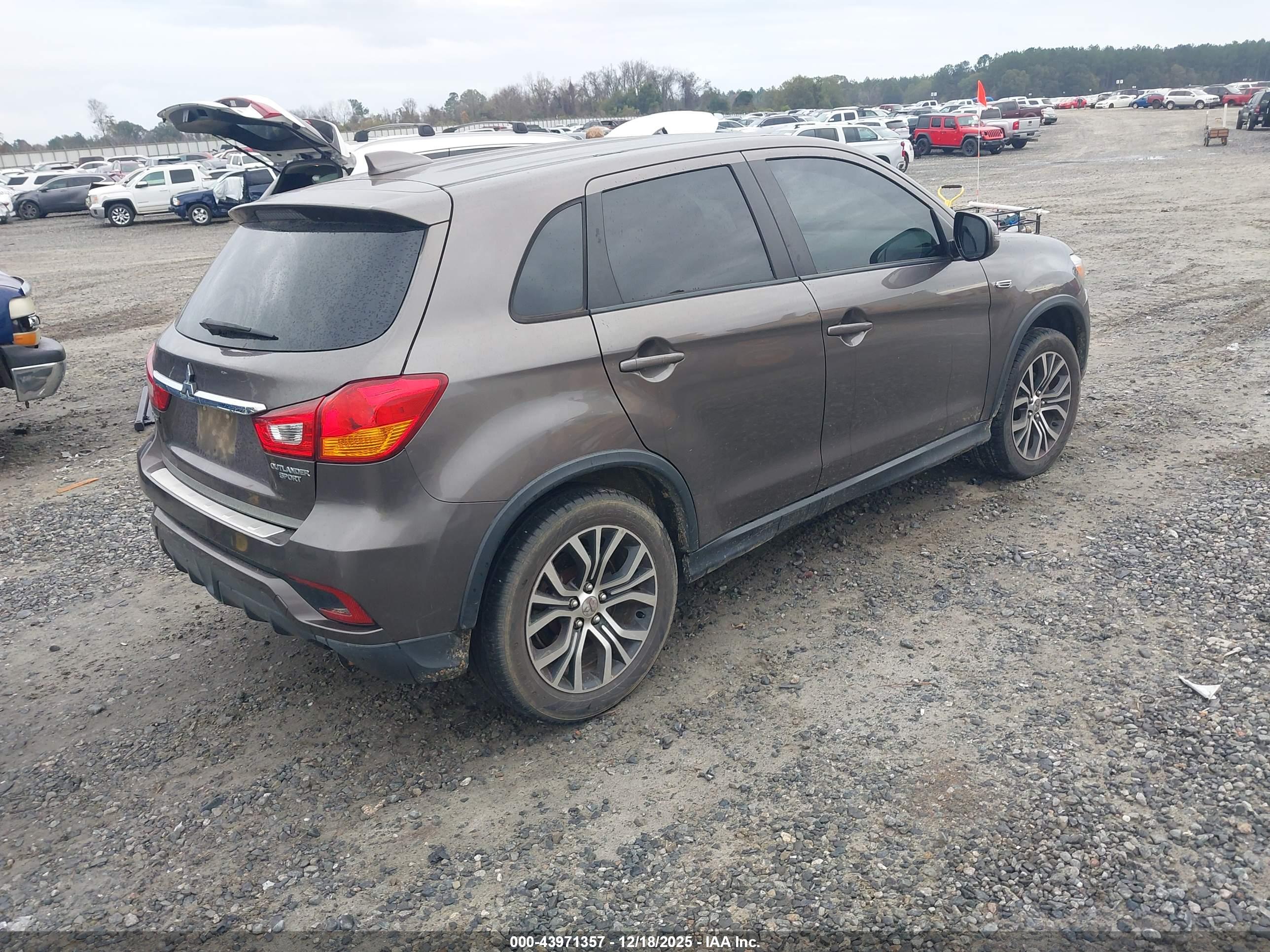 MITSUBISHI OUTLANDER image 4
