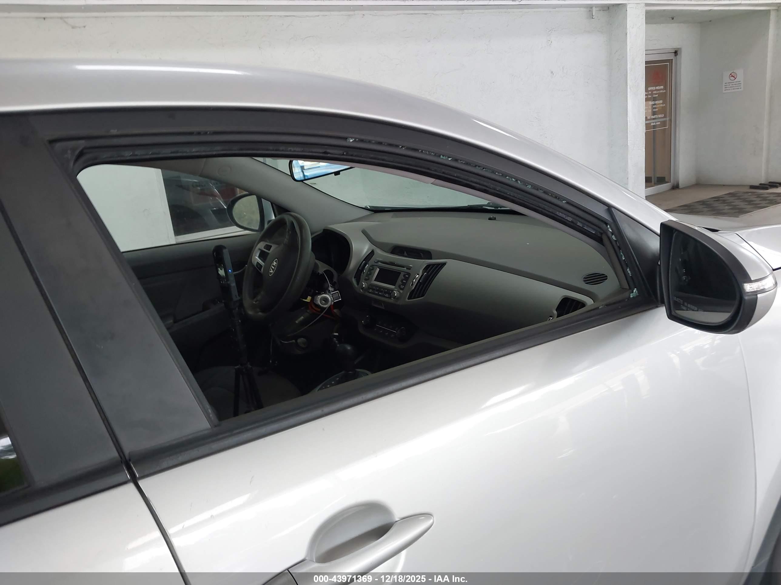 KIA SPORTAGE image 6