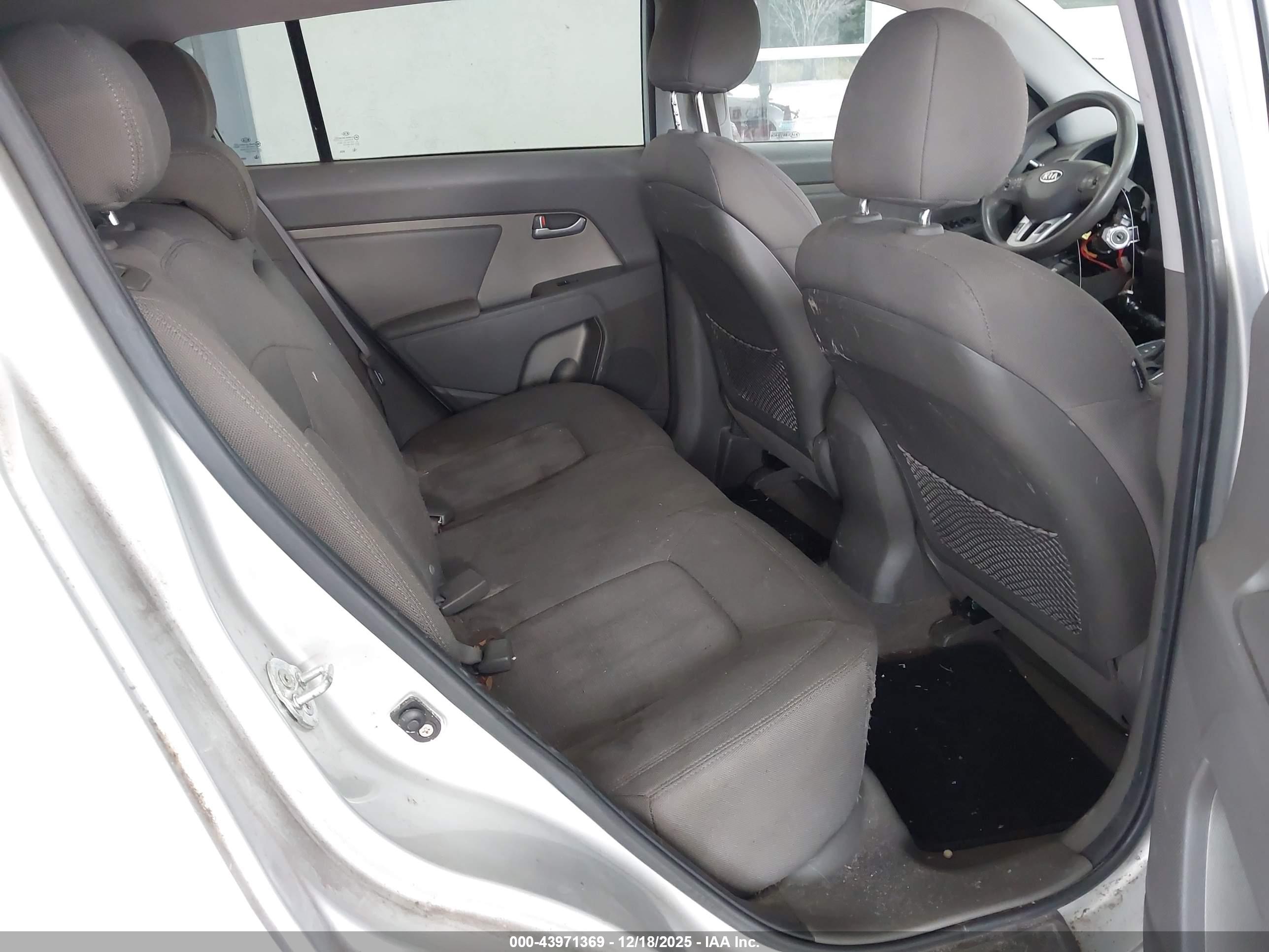 KIA SPORTAGE image 8