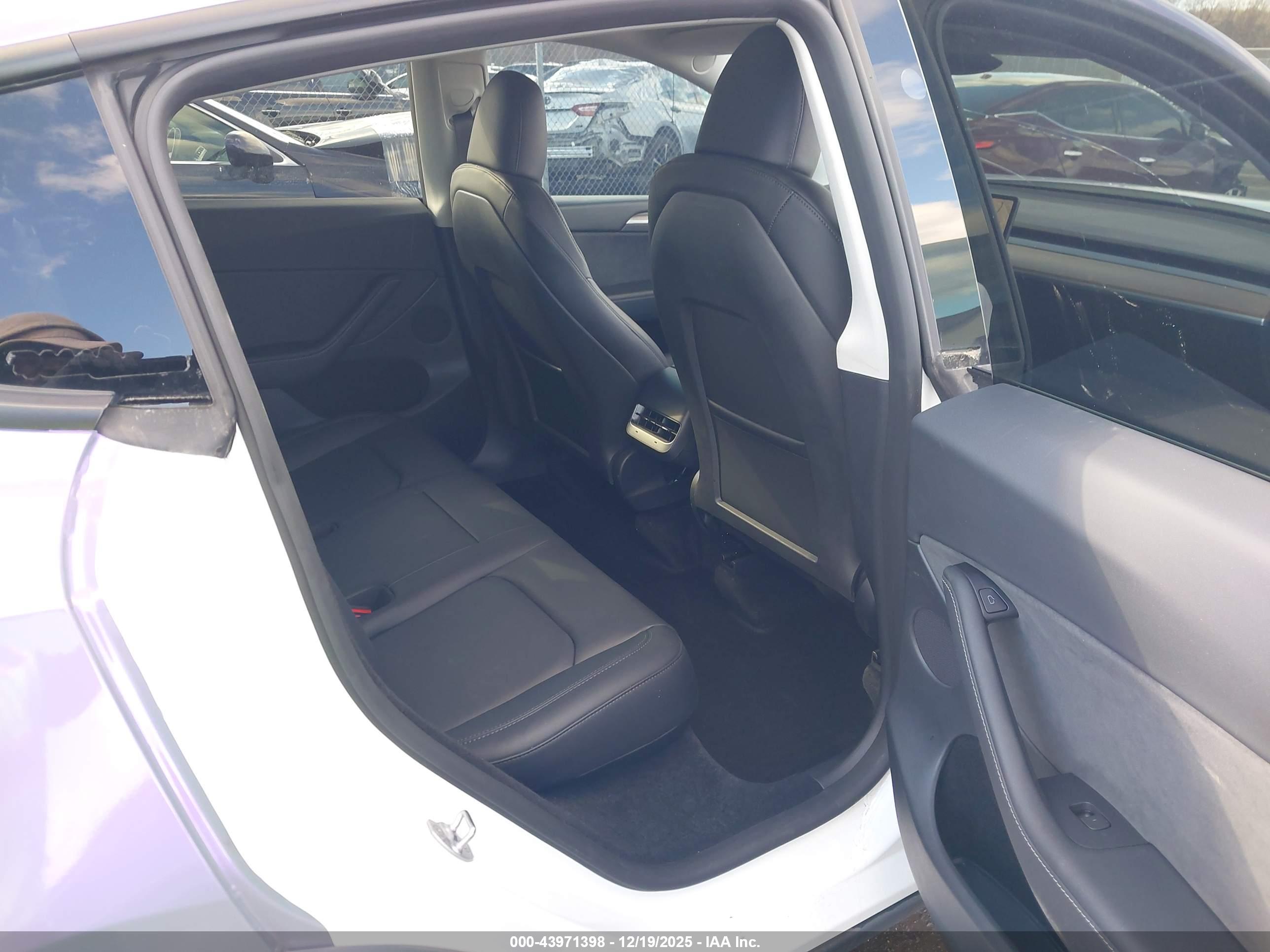 TESLA MODEL image 8