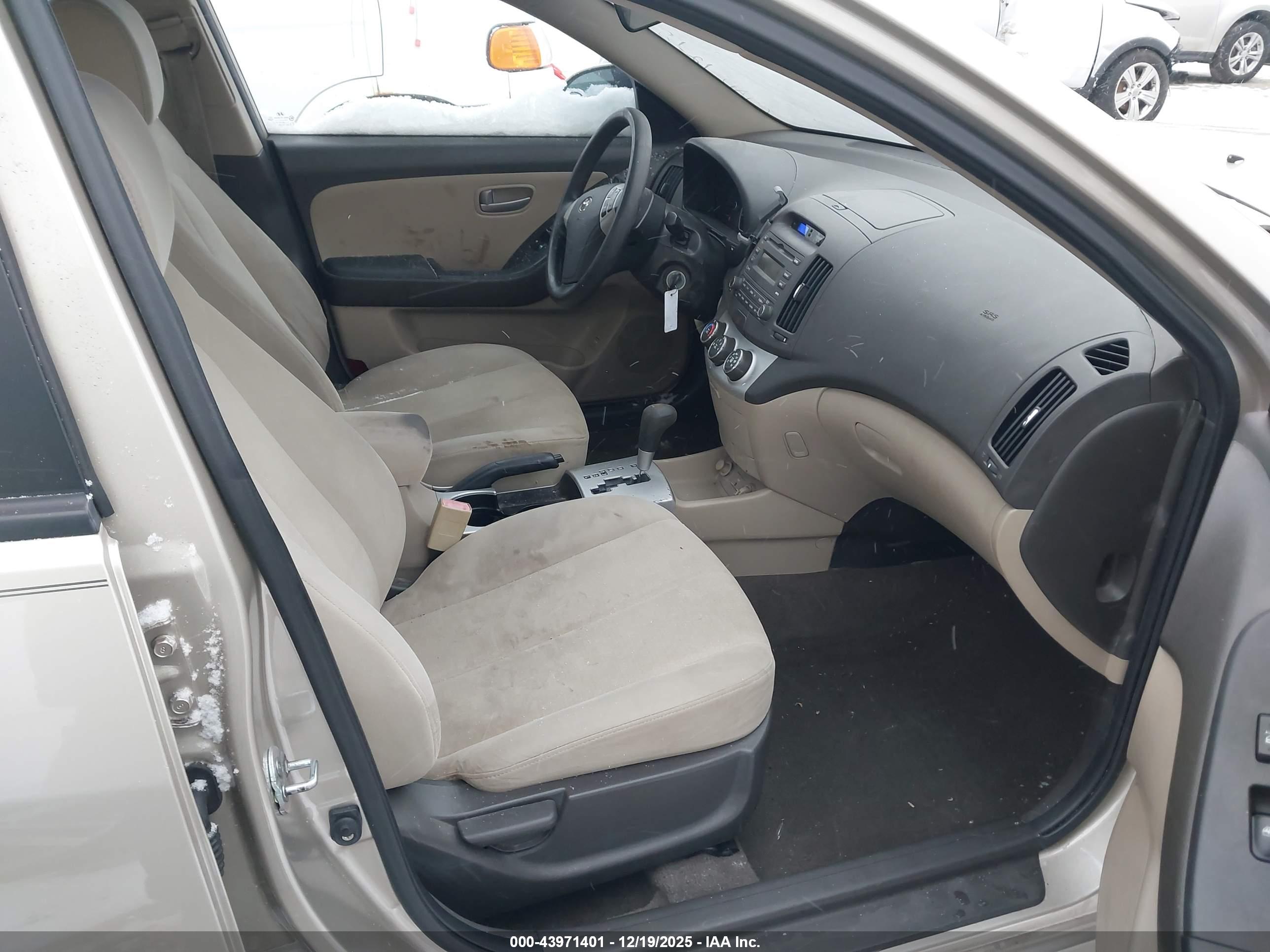 HYUNDAI ELANTRA image 5