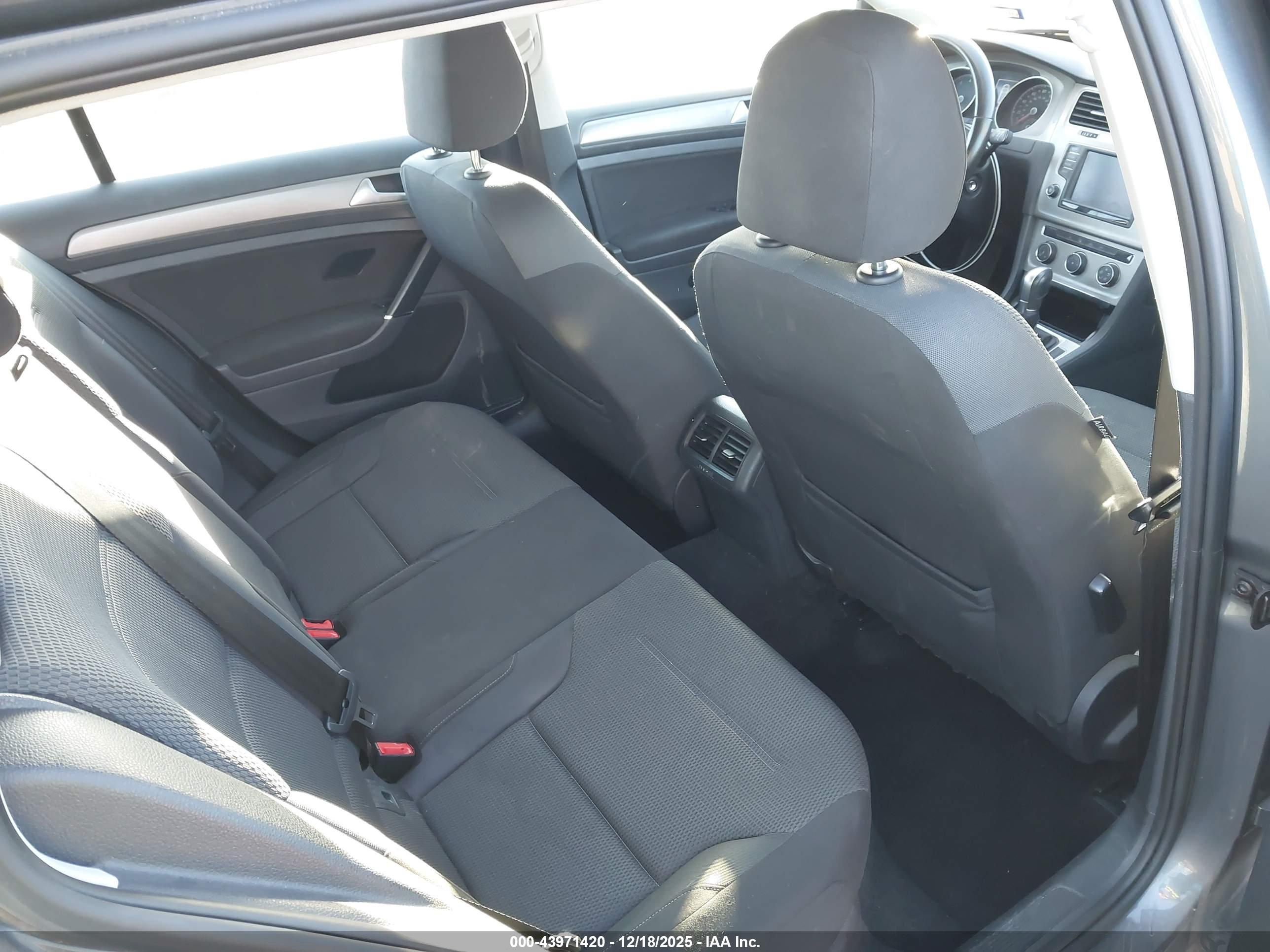 VOLKSWAGEN GOLF image 8