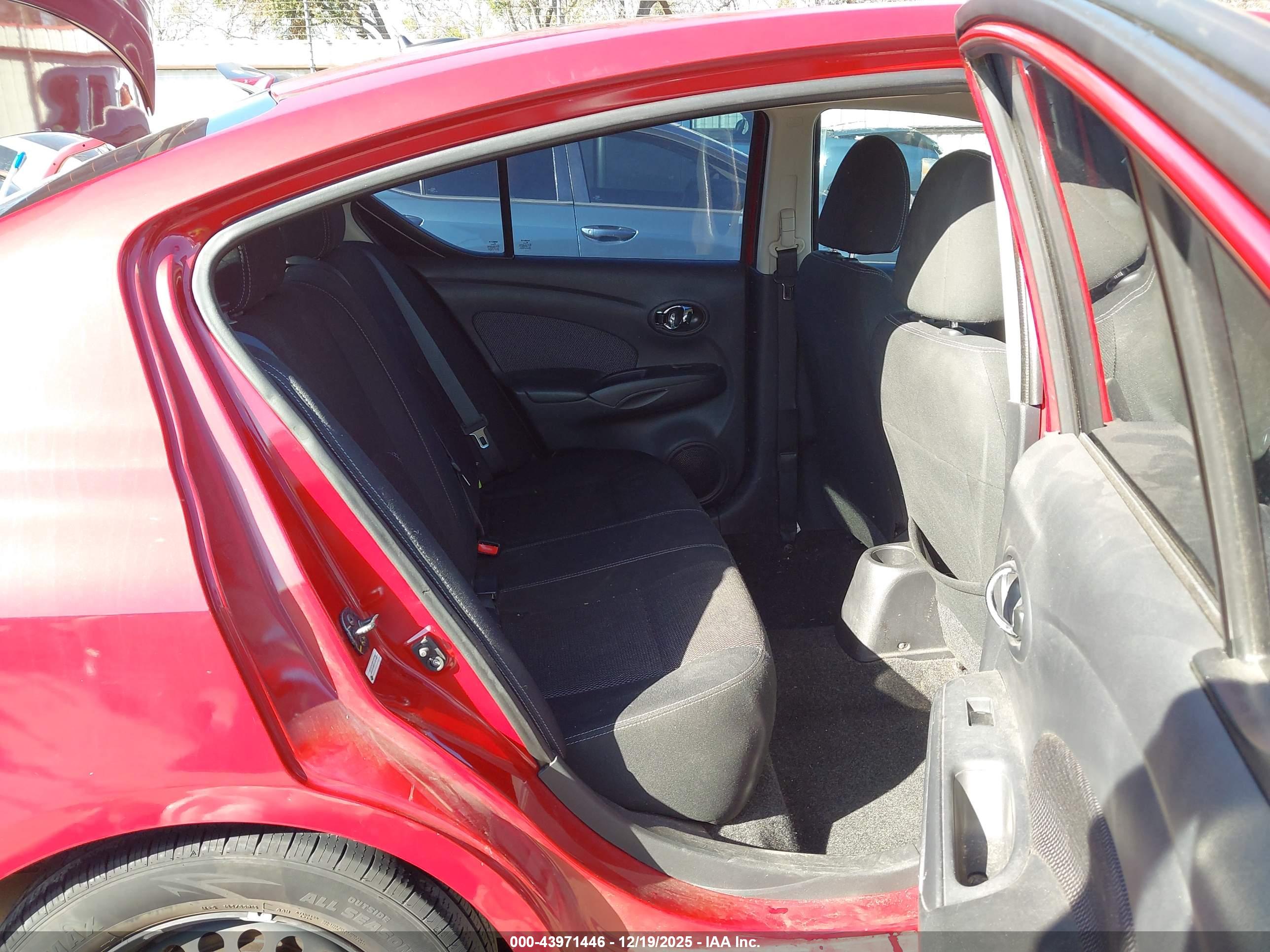 NISSAN VERSA image 8
