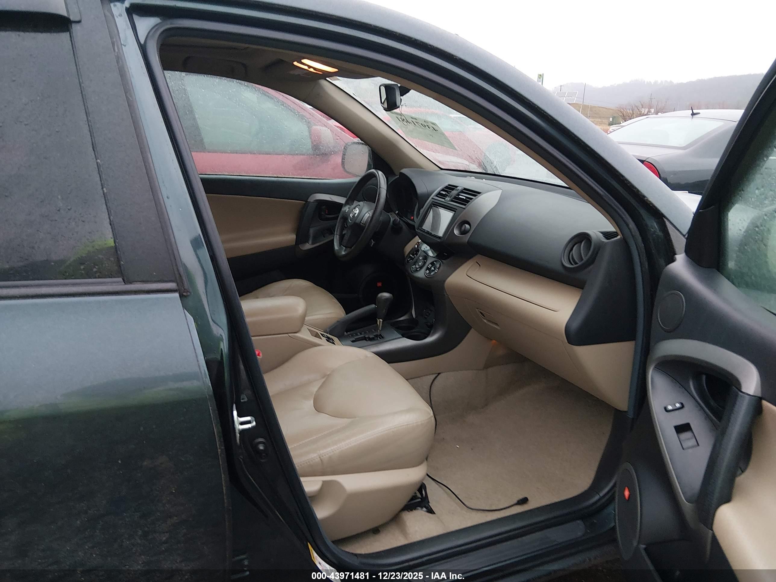 TOYOTA RAV4 image 5