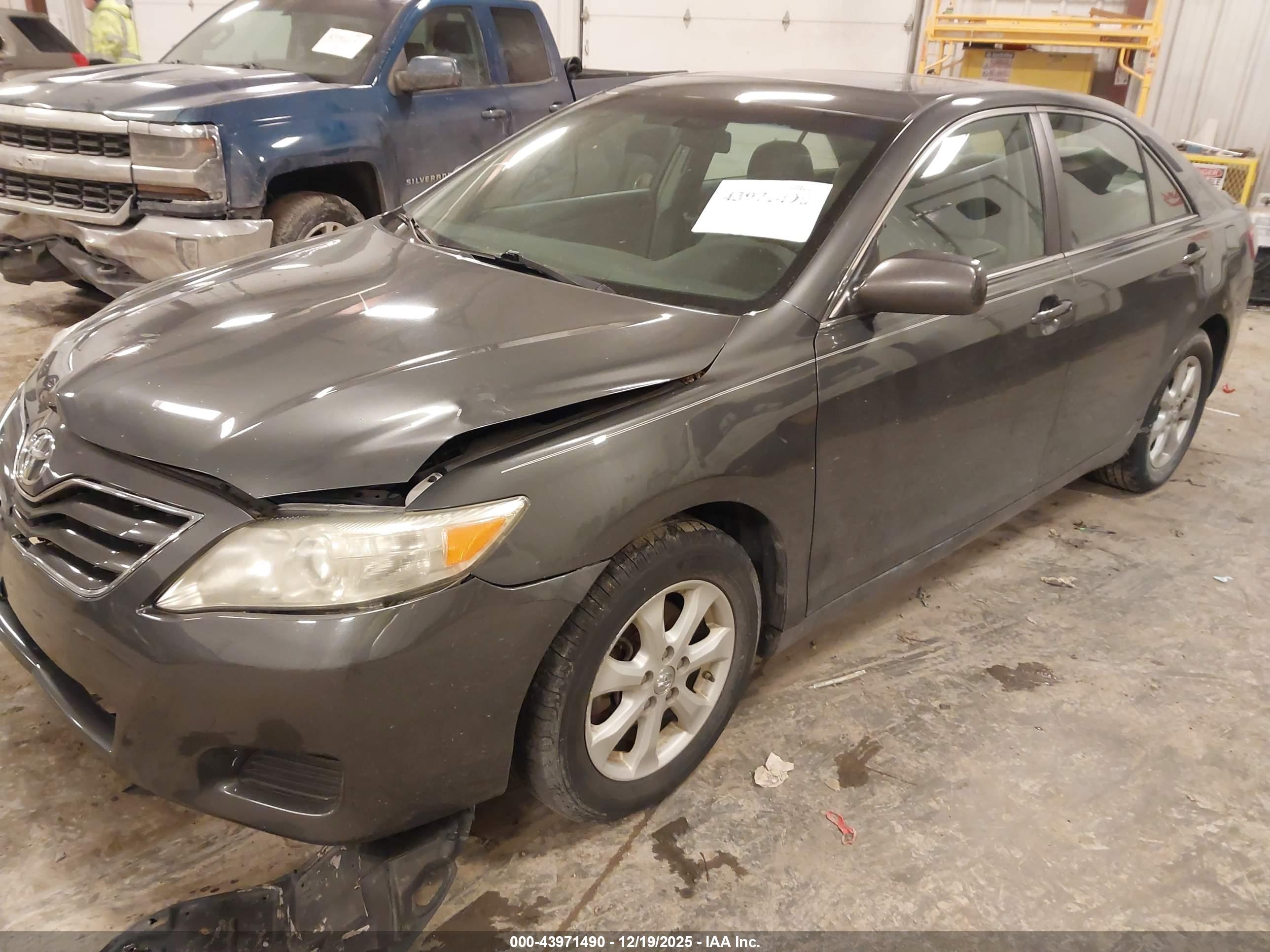 TOYOTA CAMRY image 2