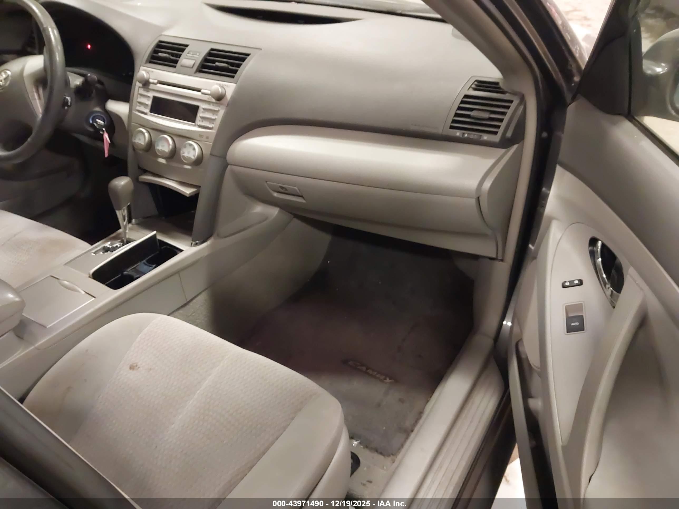 TOYOTA CAMRY image 5