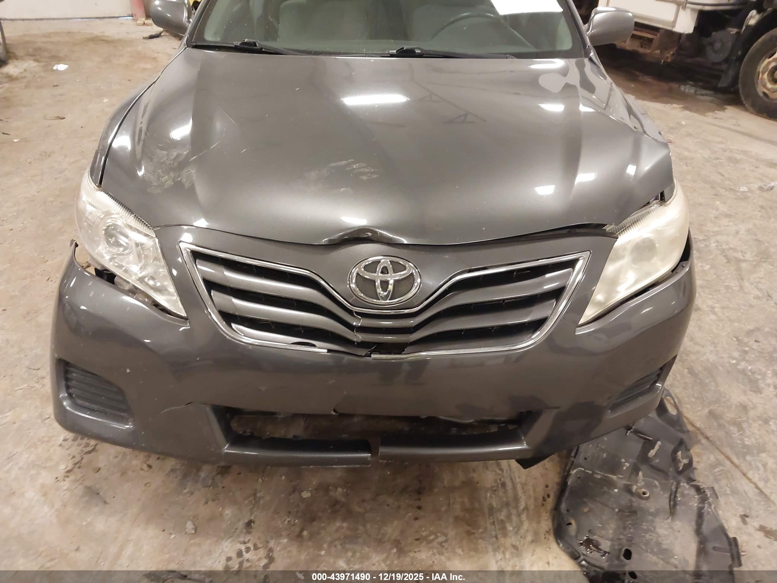 TOYOTA CAMRY image 6