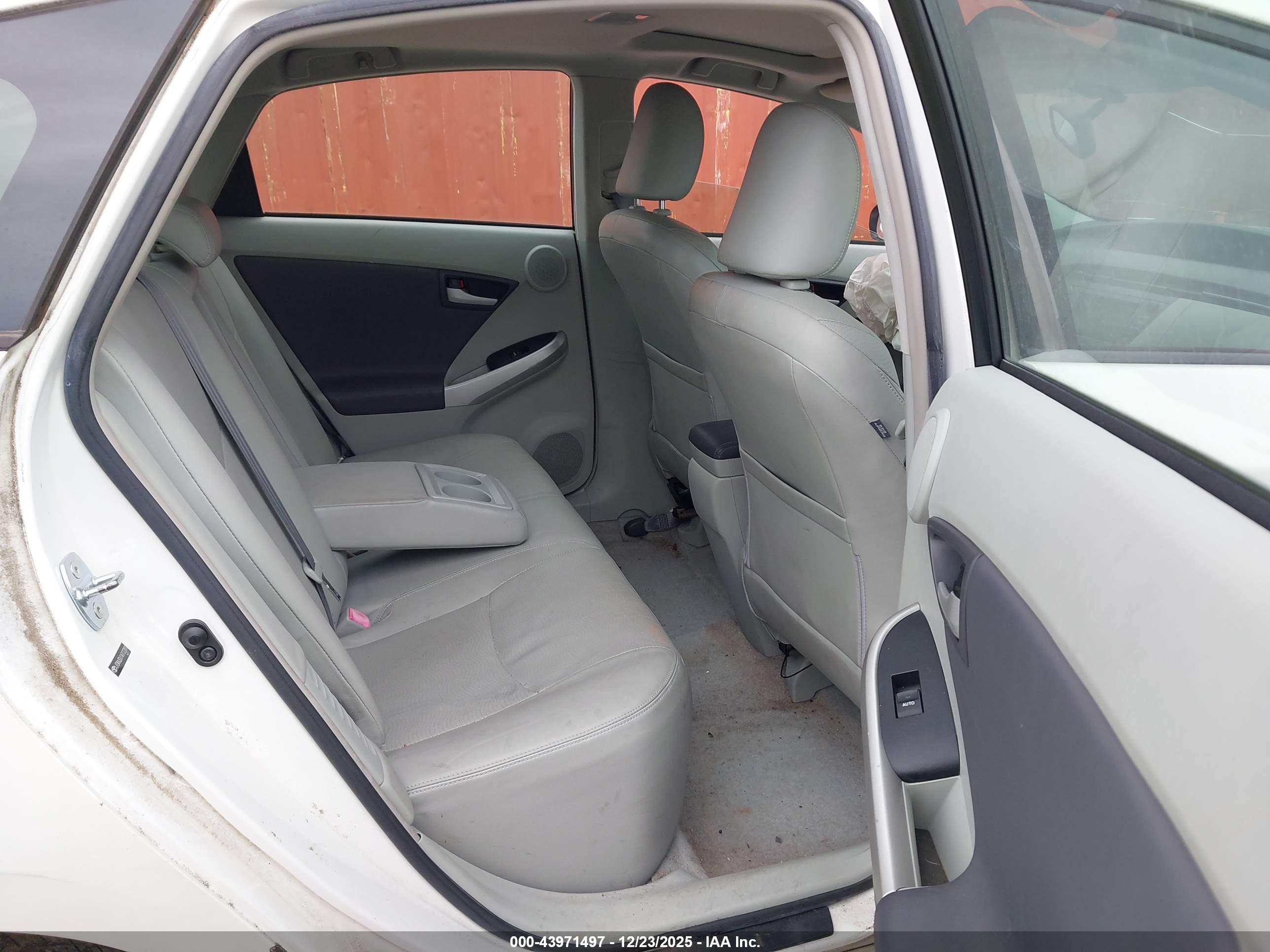 TOYOTA PRIUS image 8