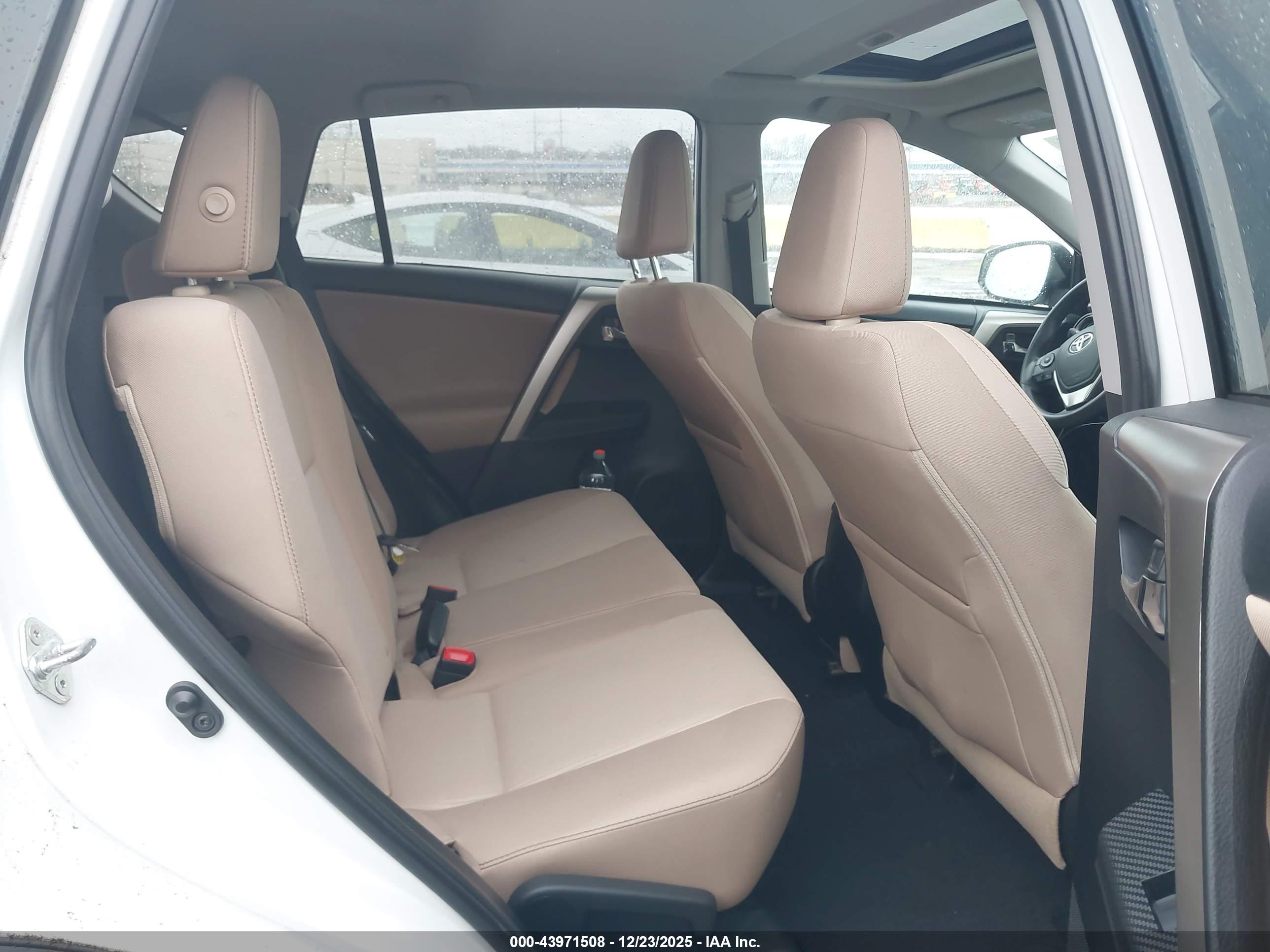 TOYOTA RAV4 image 8