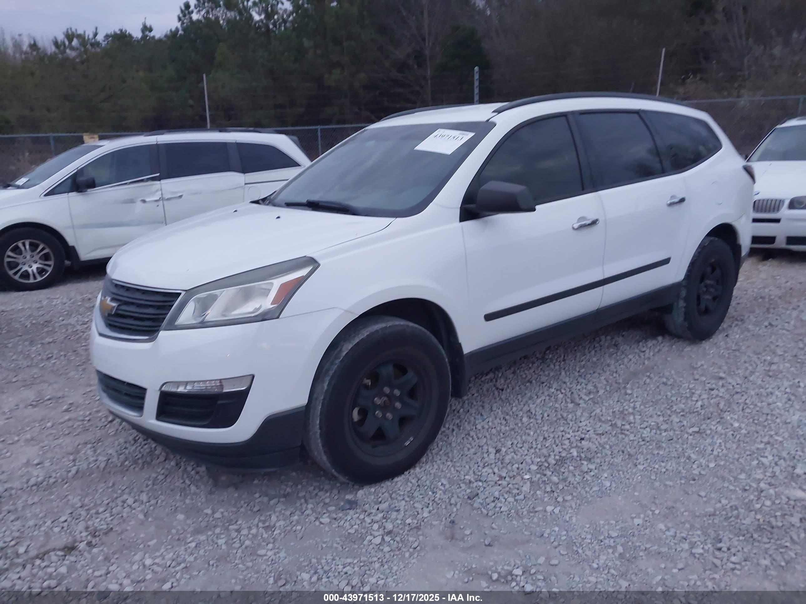 CHEVROLET TRAVERSE image 2