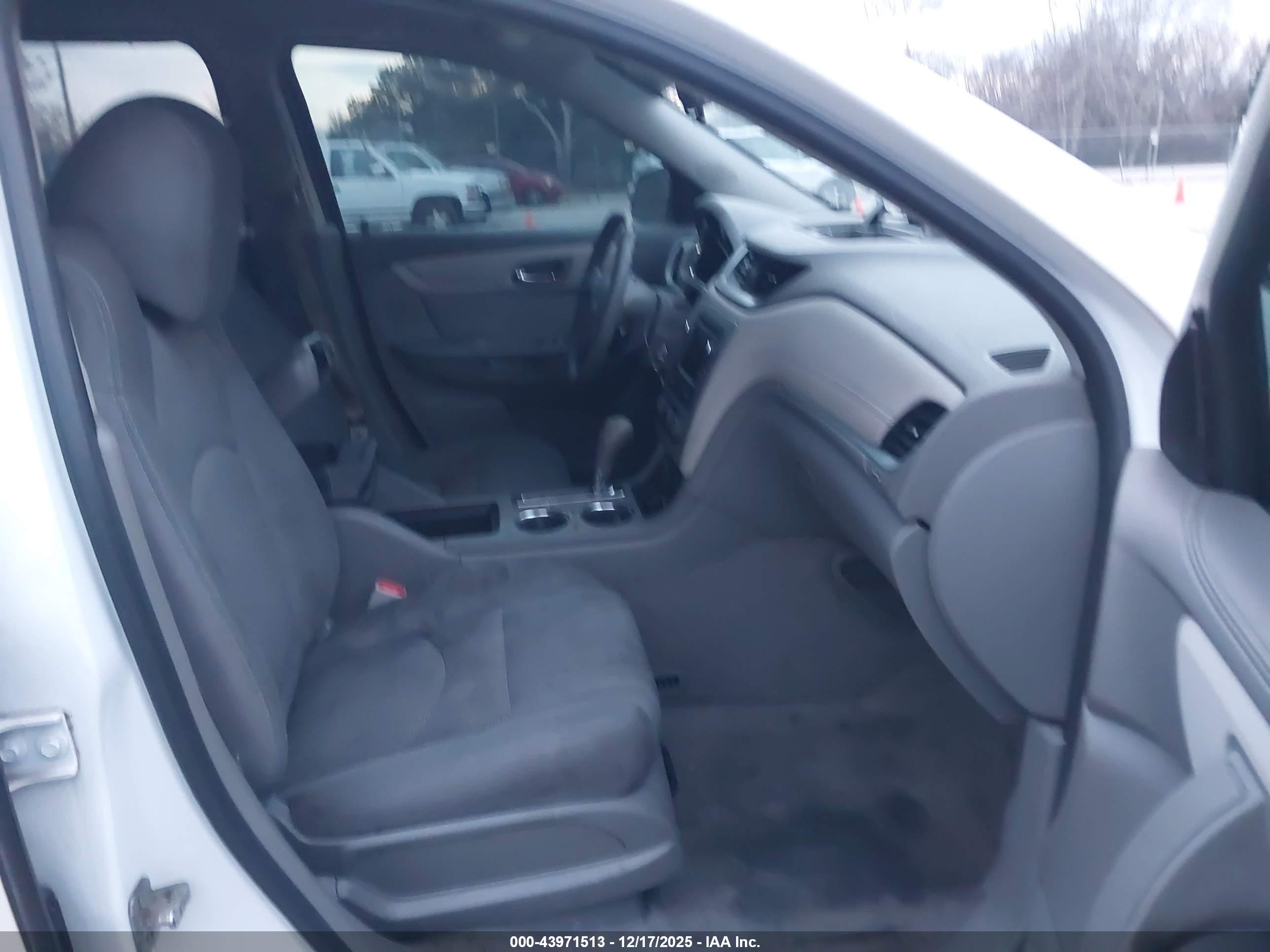 CHEVROLET TRAVERSE image 5