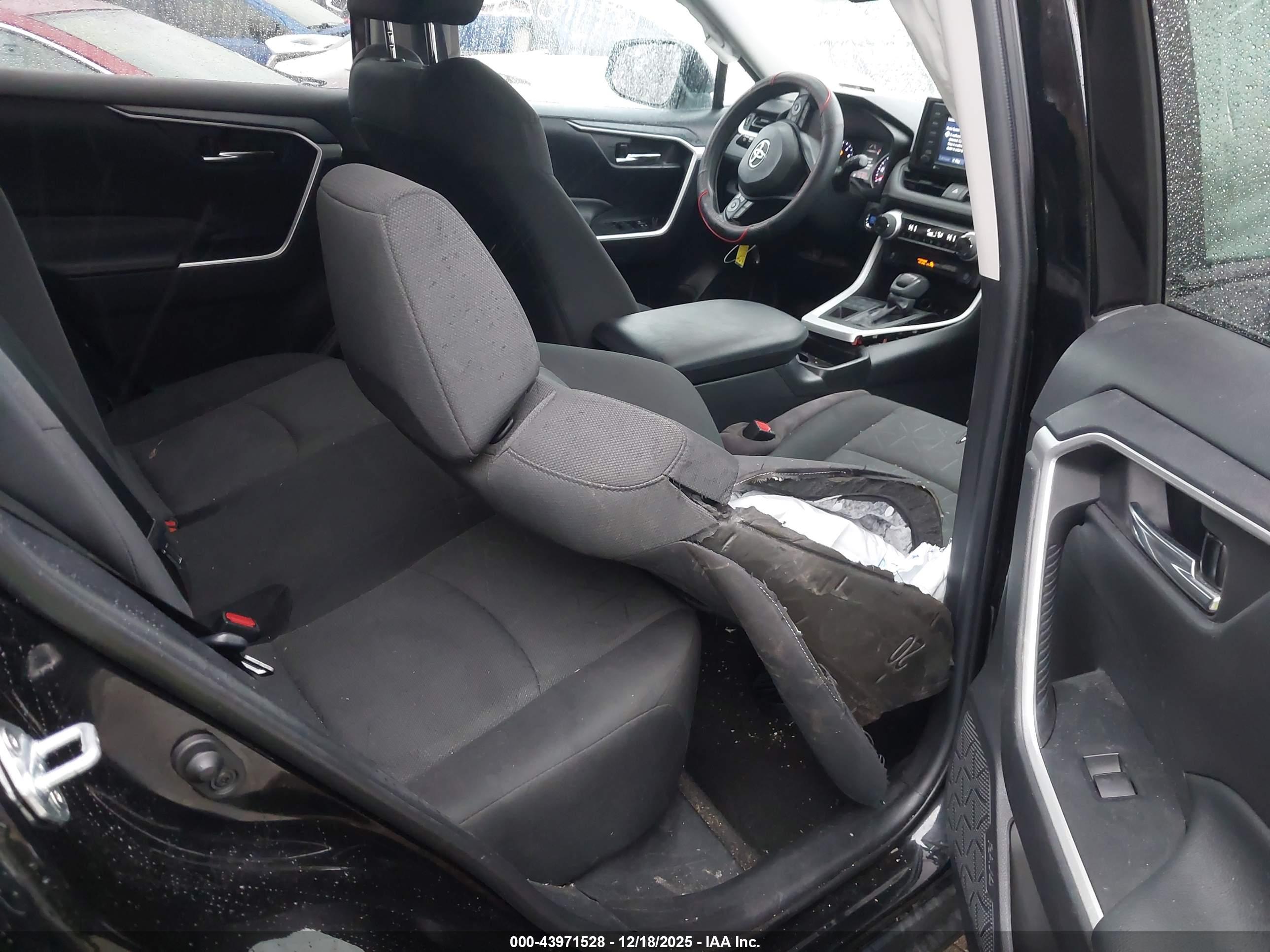 TOYOTA RAV4 image 8