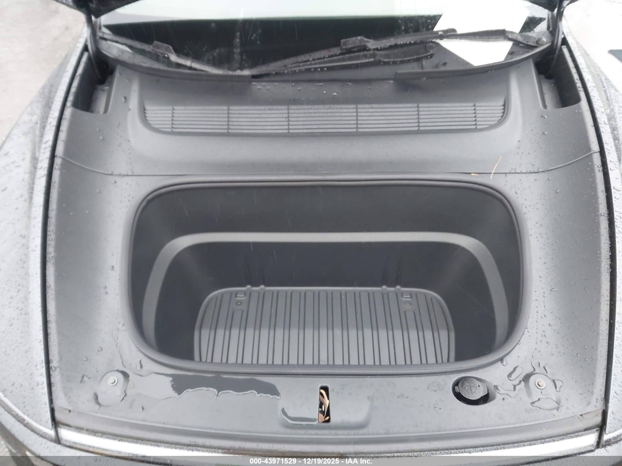 TESLA MODEL image 10