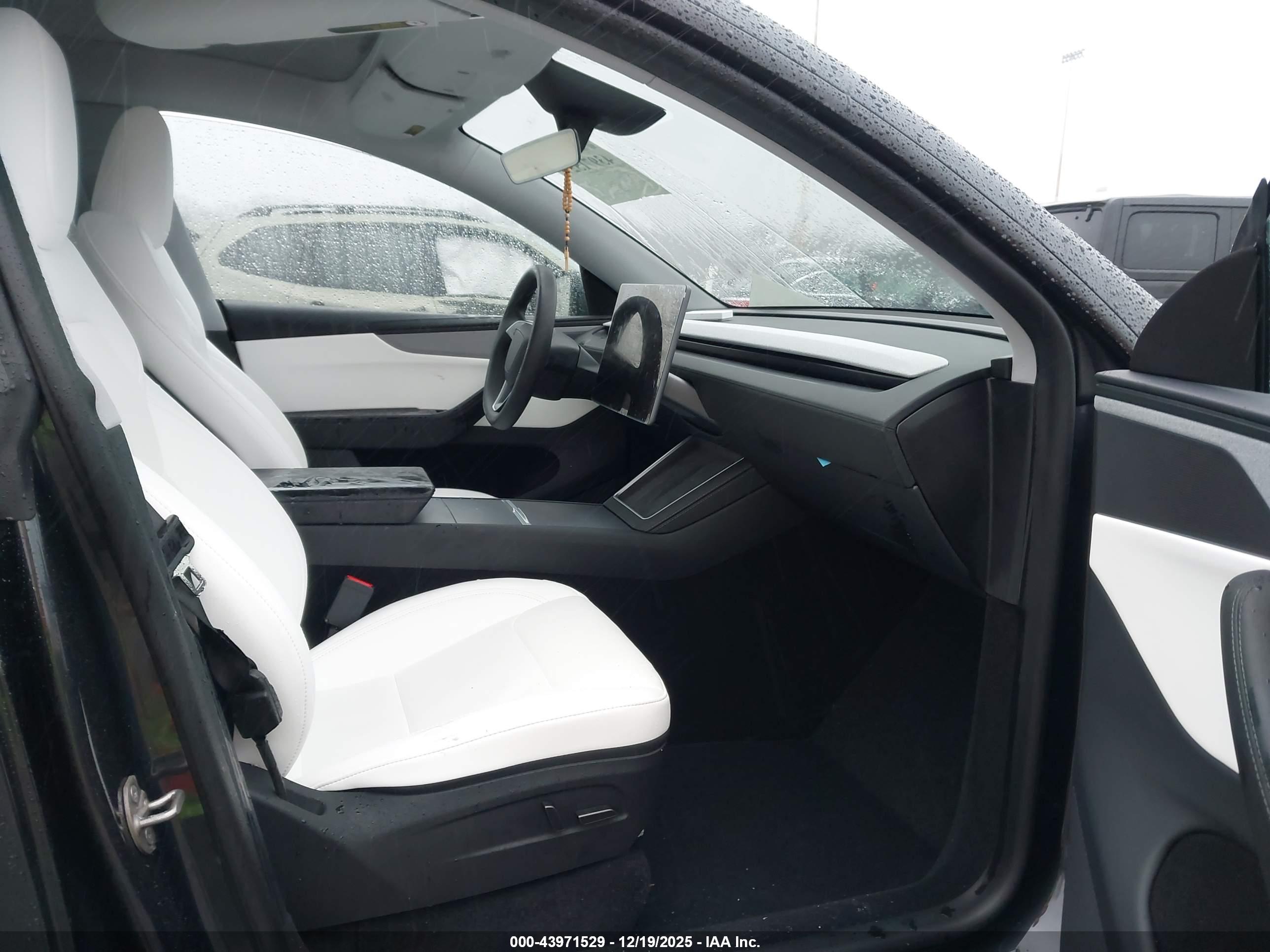 TESLA MODEL image 5