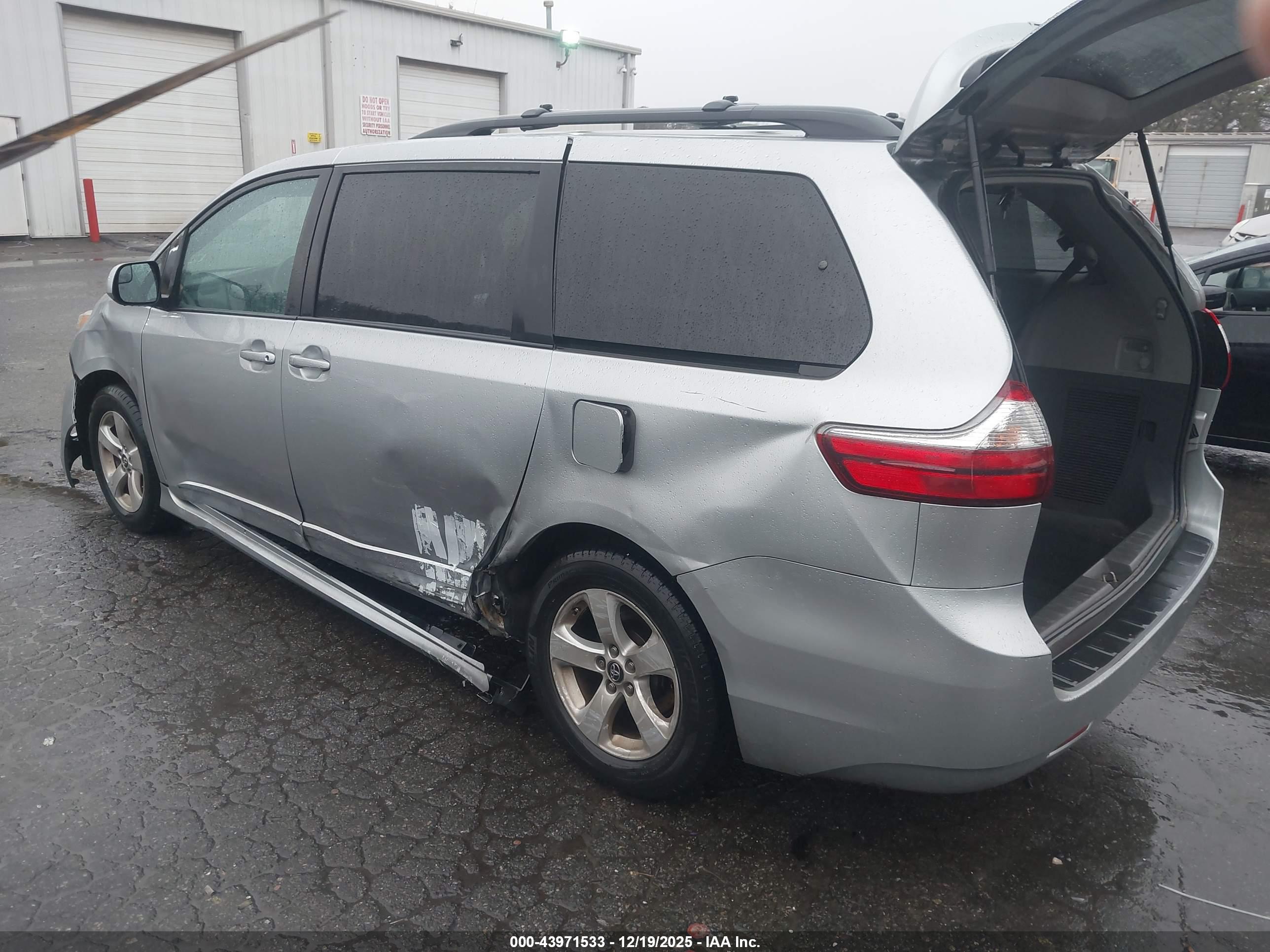 TOYOTA SIENNA image 3