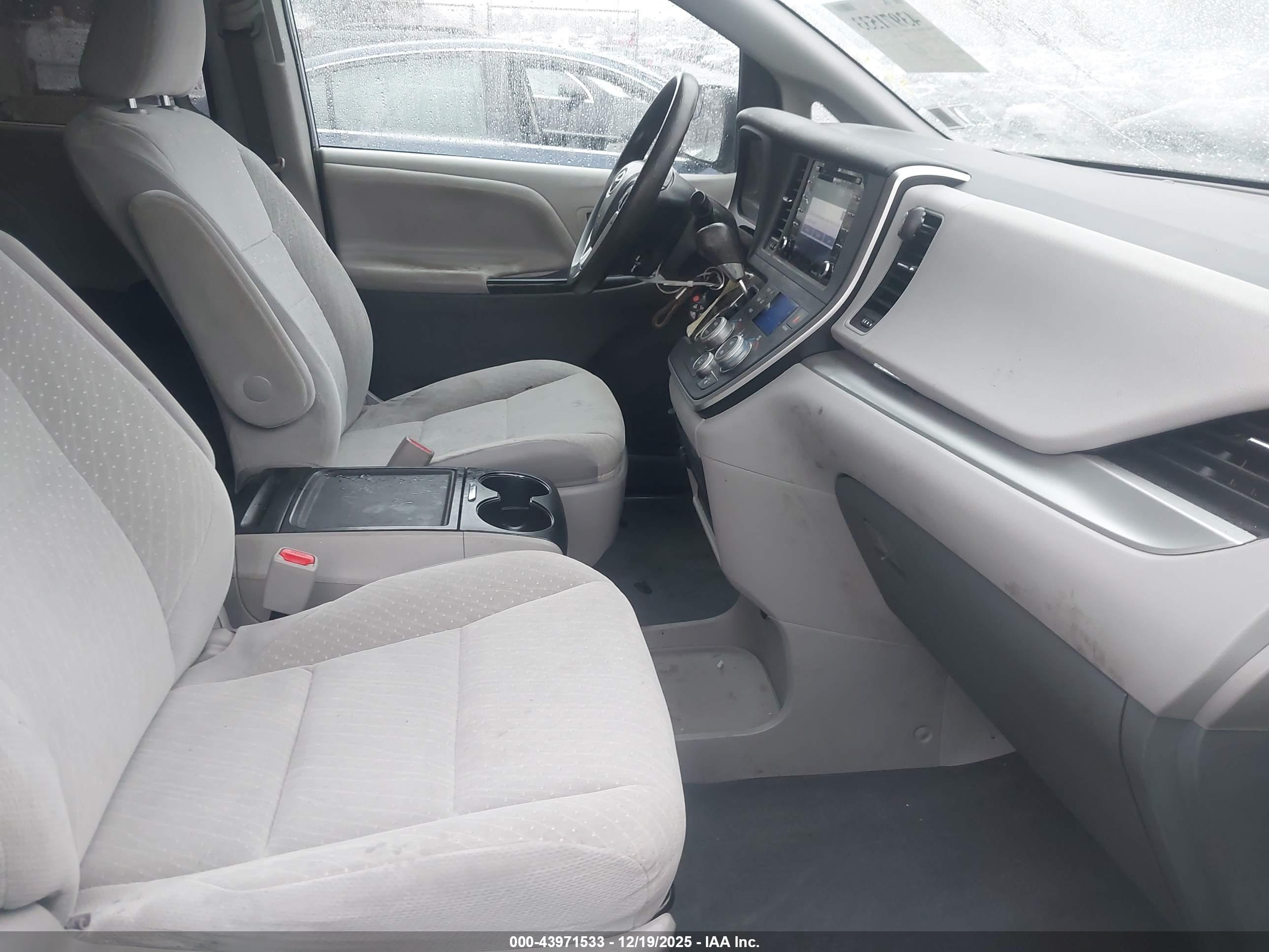 TOYOTA SIENNA image 5
