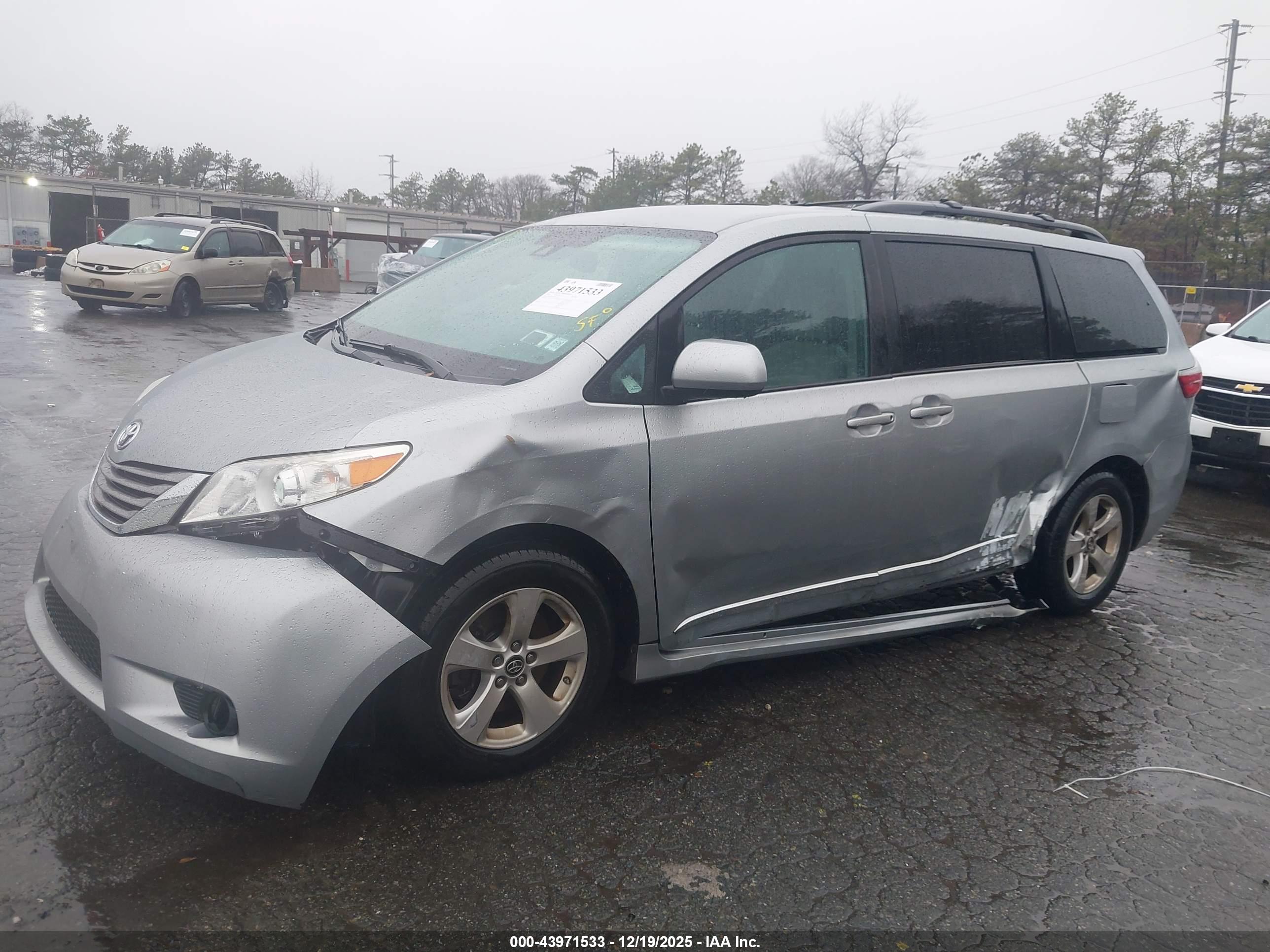TOYOTA SIENNA image 6