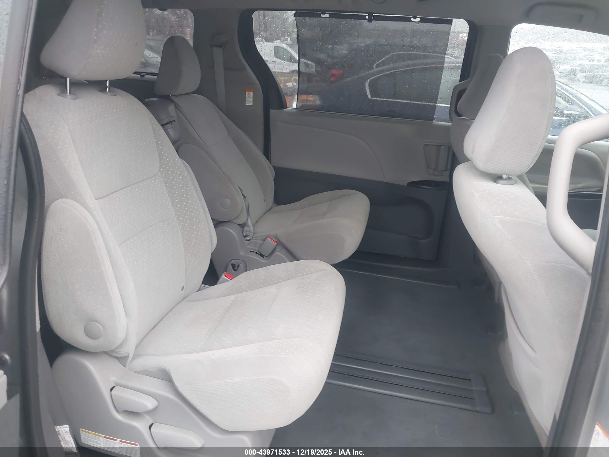 TOYOTA SIENNA image 8