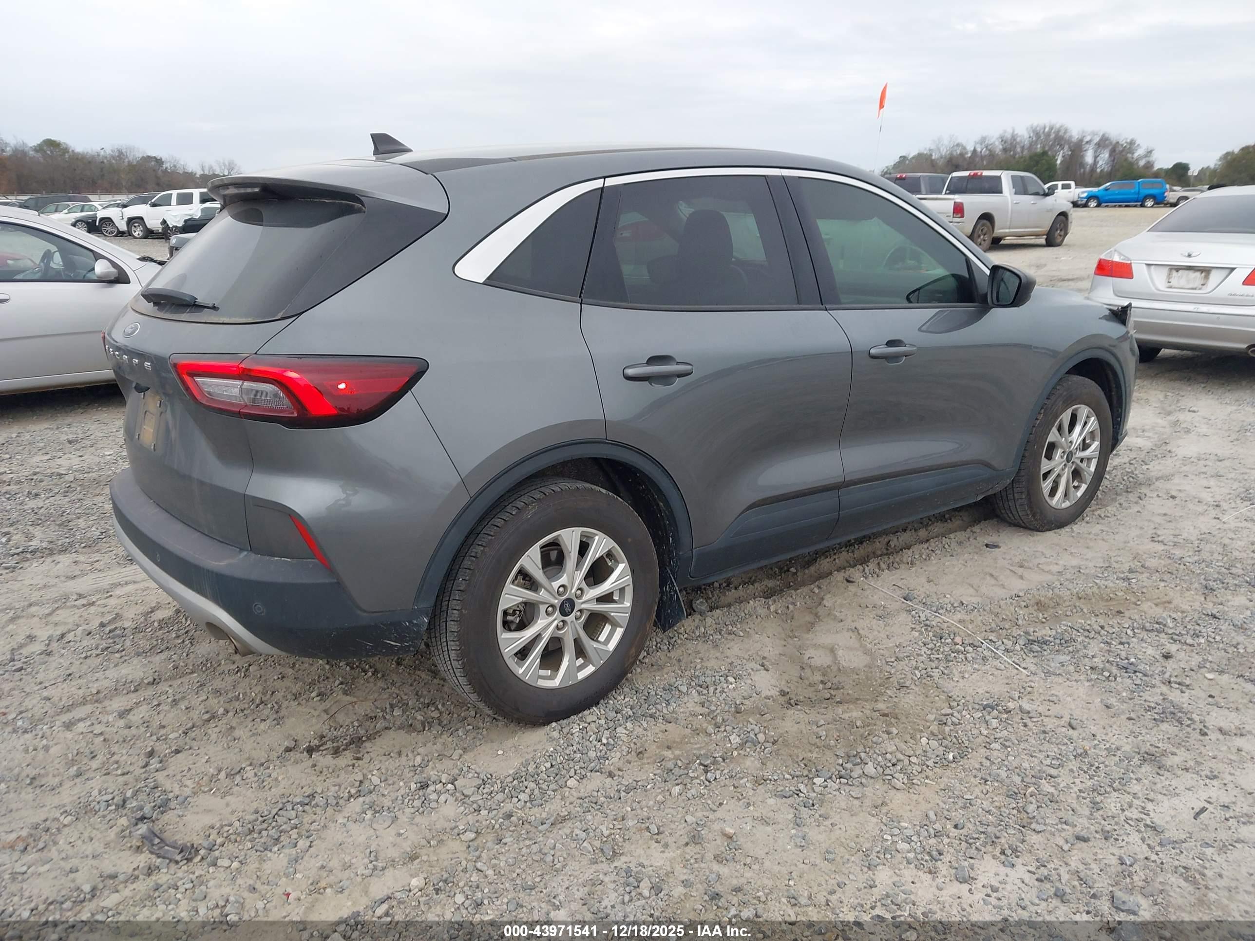 FORD ESCAPE image 4
