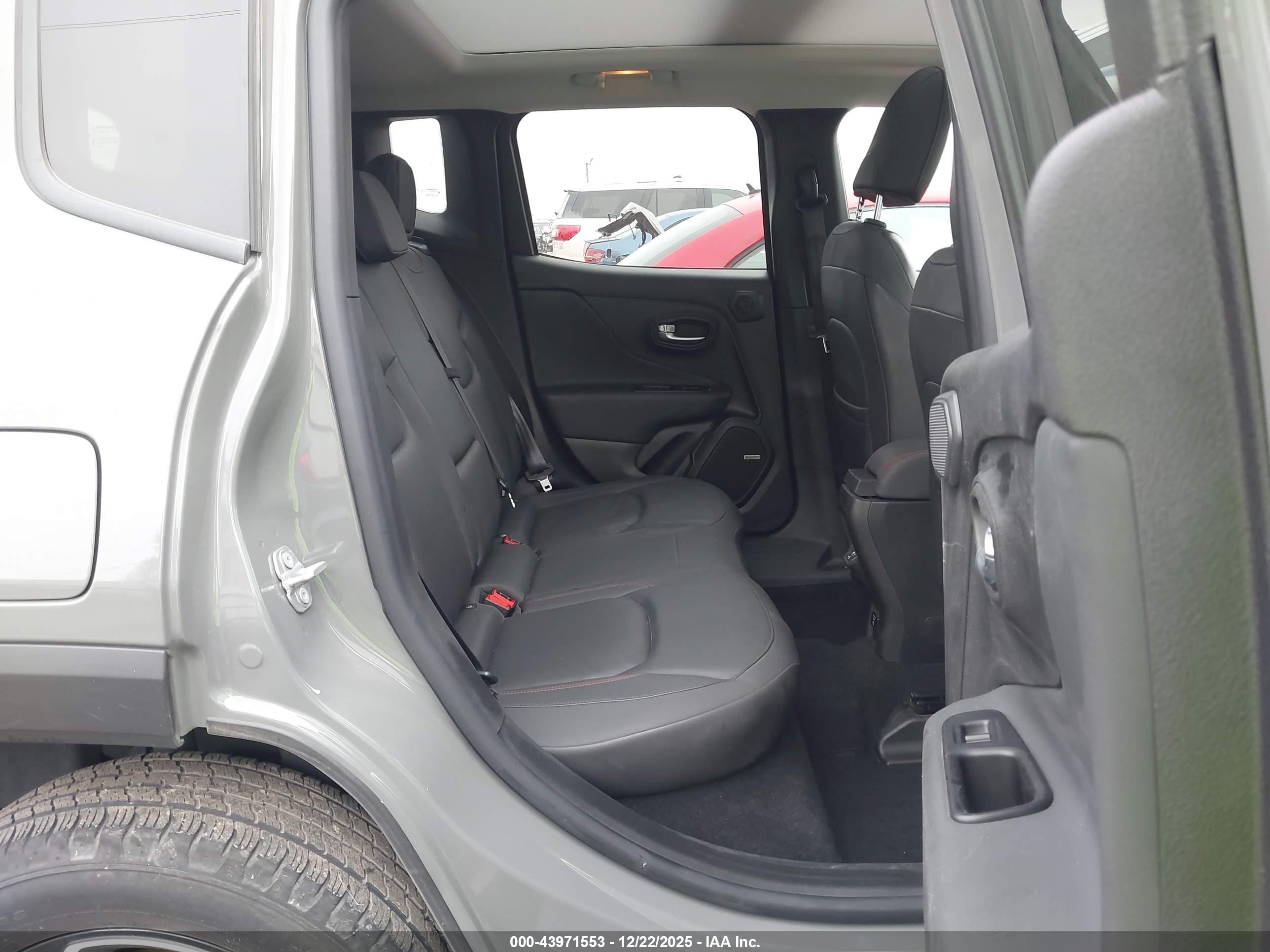 JEEP RENEGADE image 8