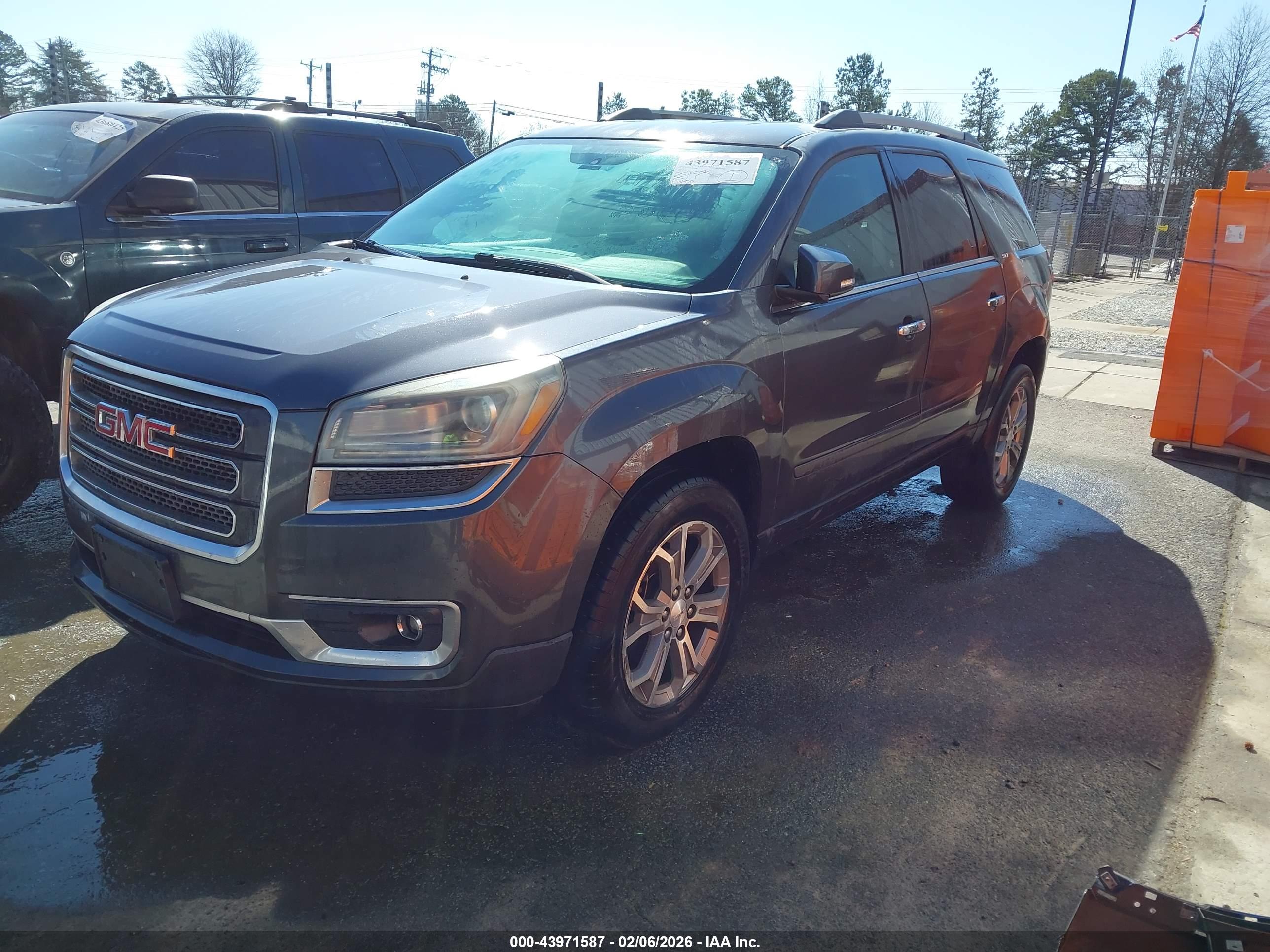GMC ACADIA image 2